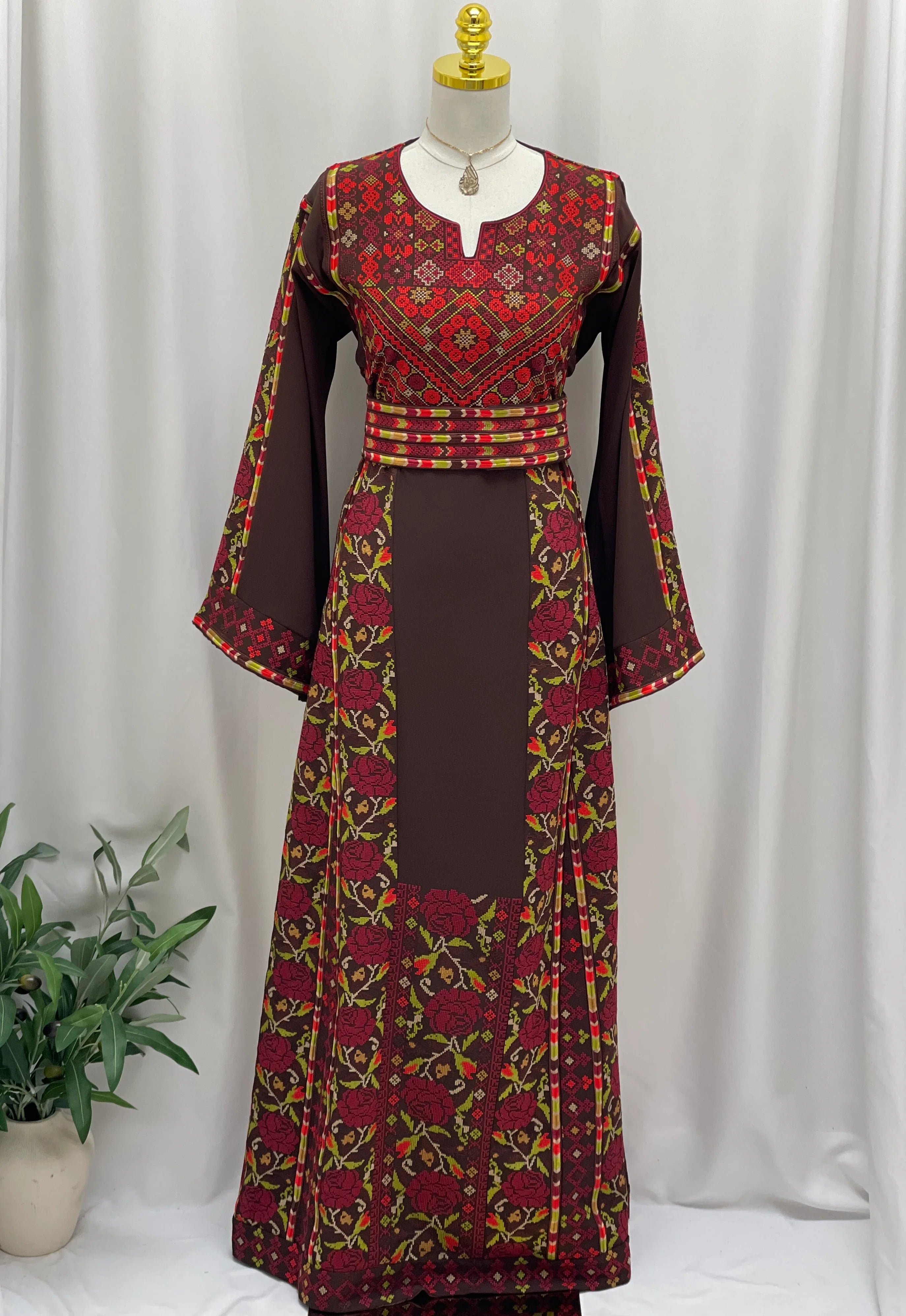 ثوب مطرز من خشب الورد التراثي