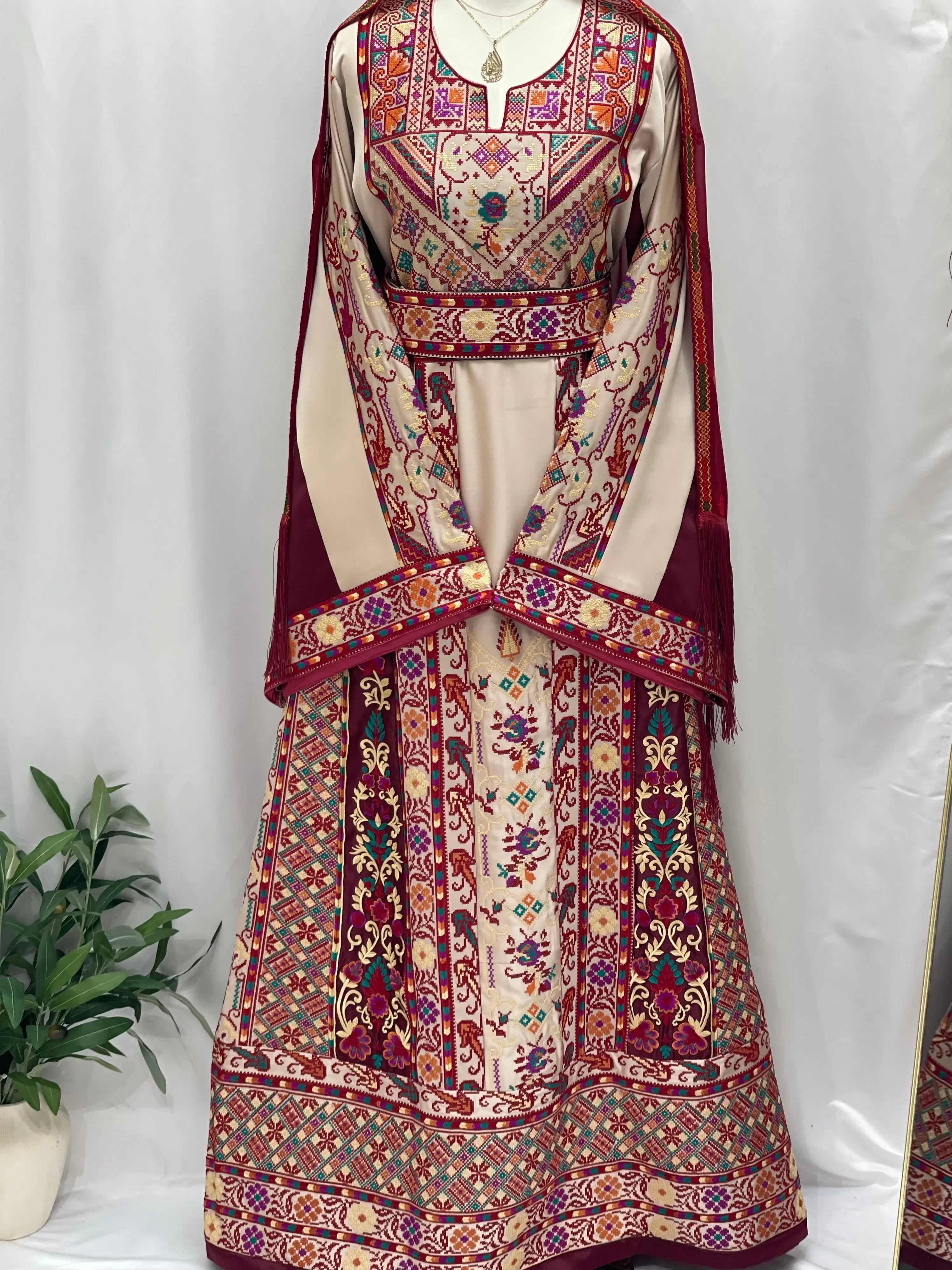 Opulent Elegance: New Luxury Embroidered Thoub Palestinian Elegance