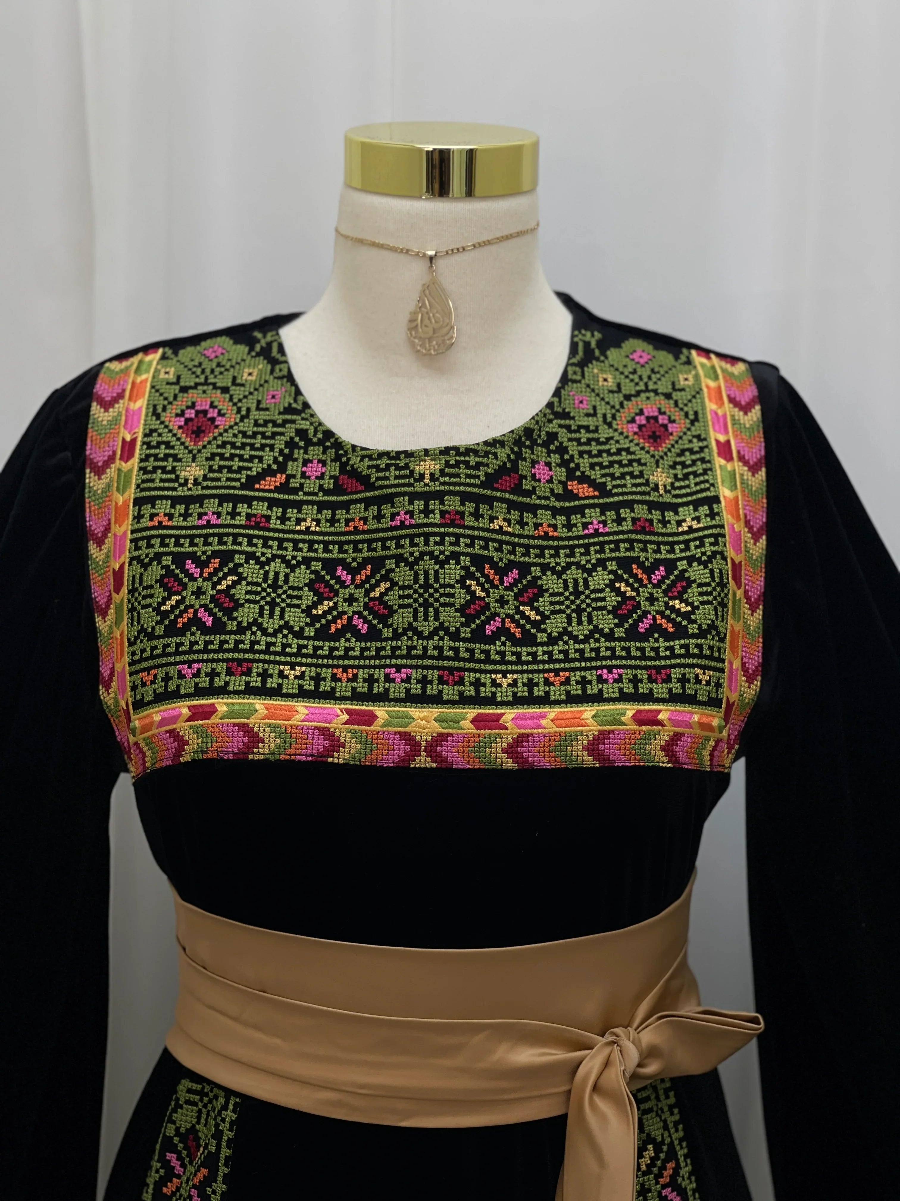 Al Noor Velvet Couture Thobe – Timeless Velvet Thobe Design