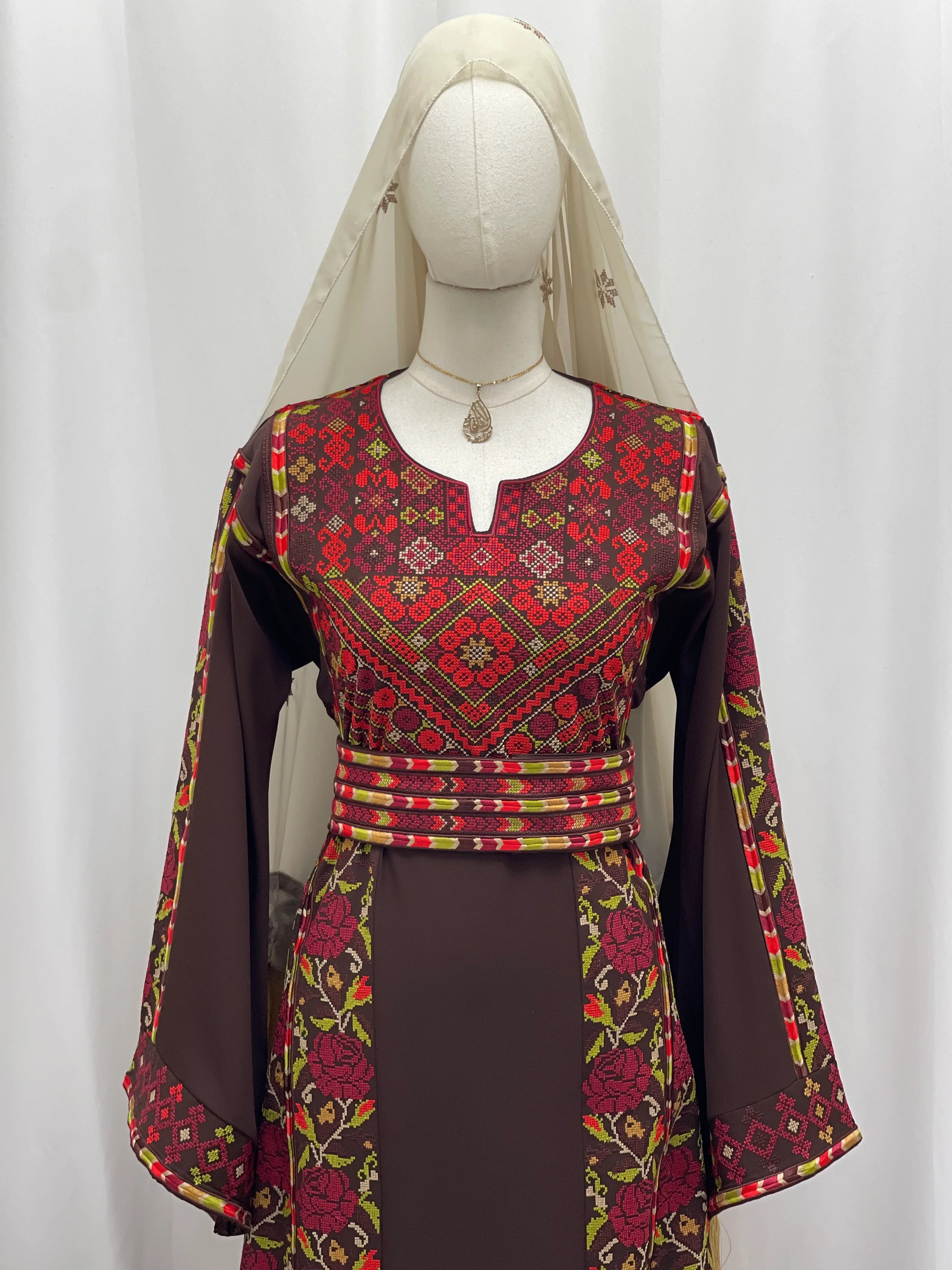 ثوب مطرز من خشب الورد التراثي