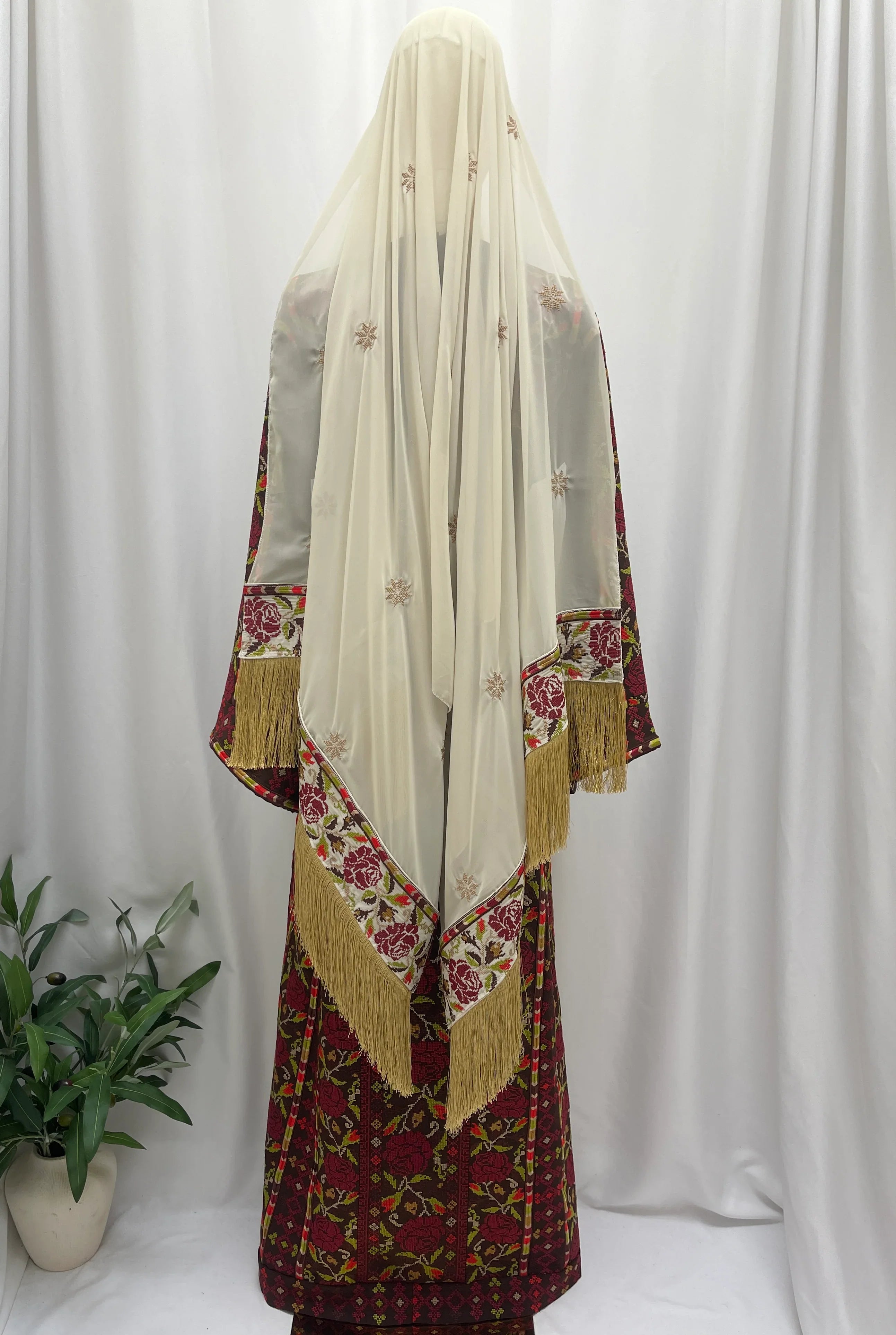 ثوب مطرز من خشب الورد التراثي