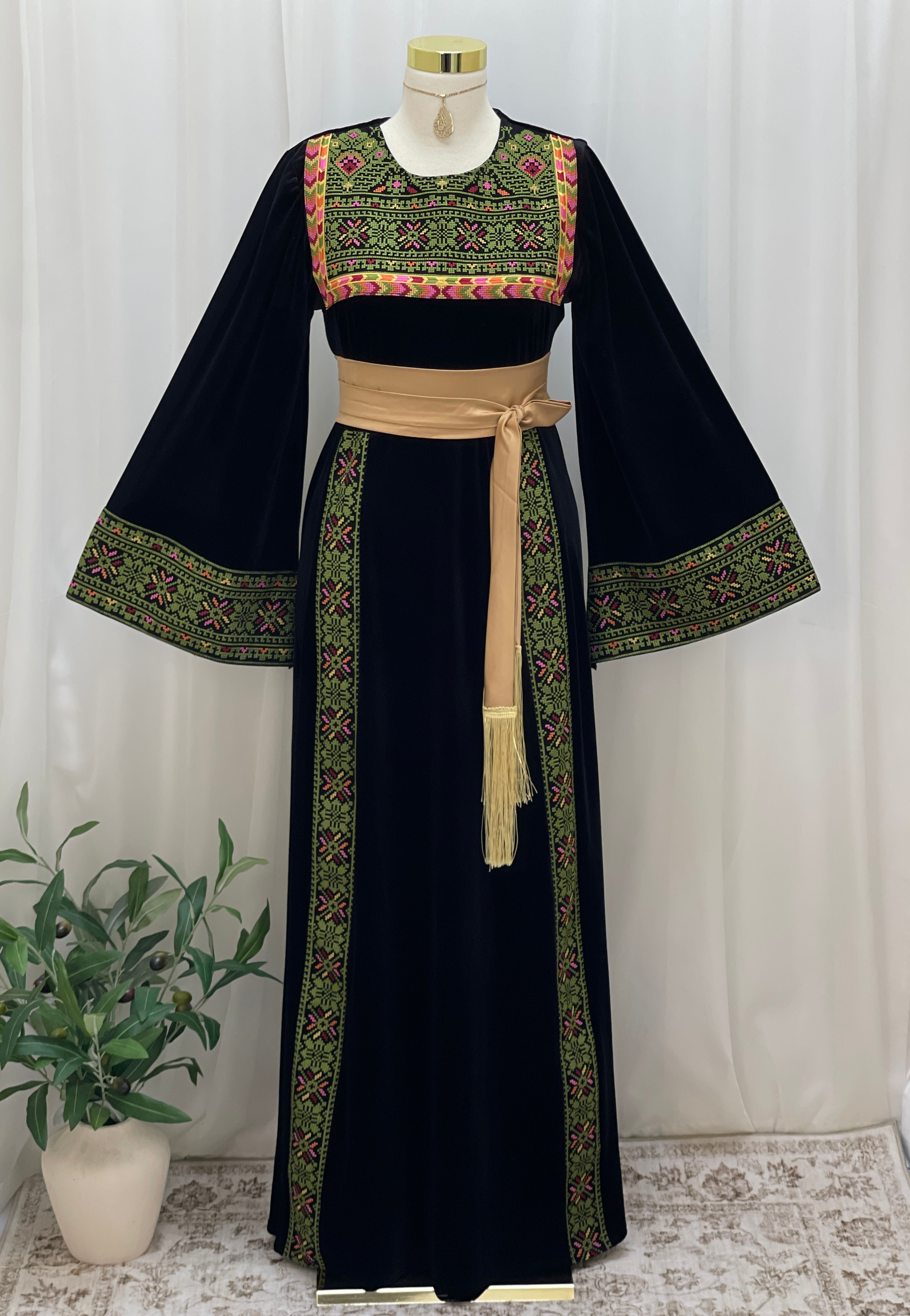 Al Noor Velvet Couture Thobe – Timeless Velvet Thobe Design