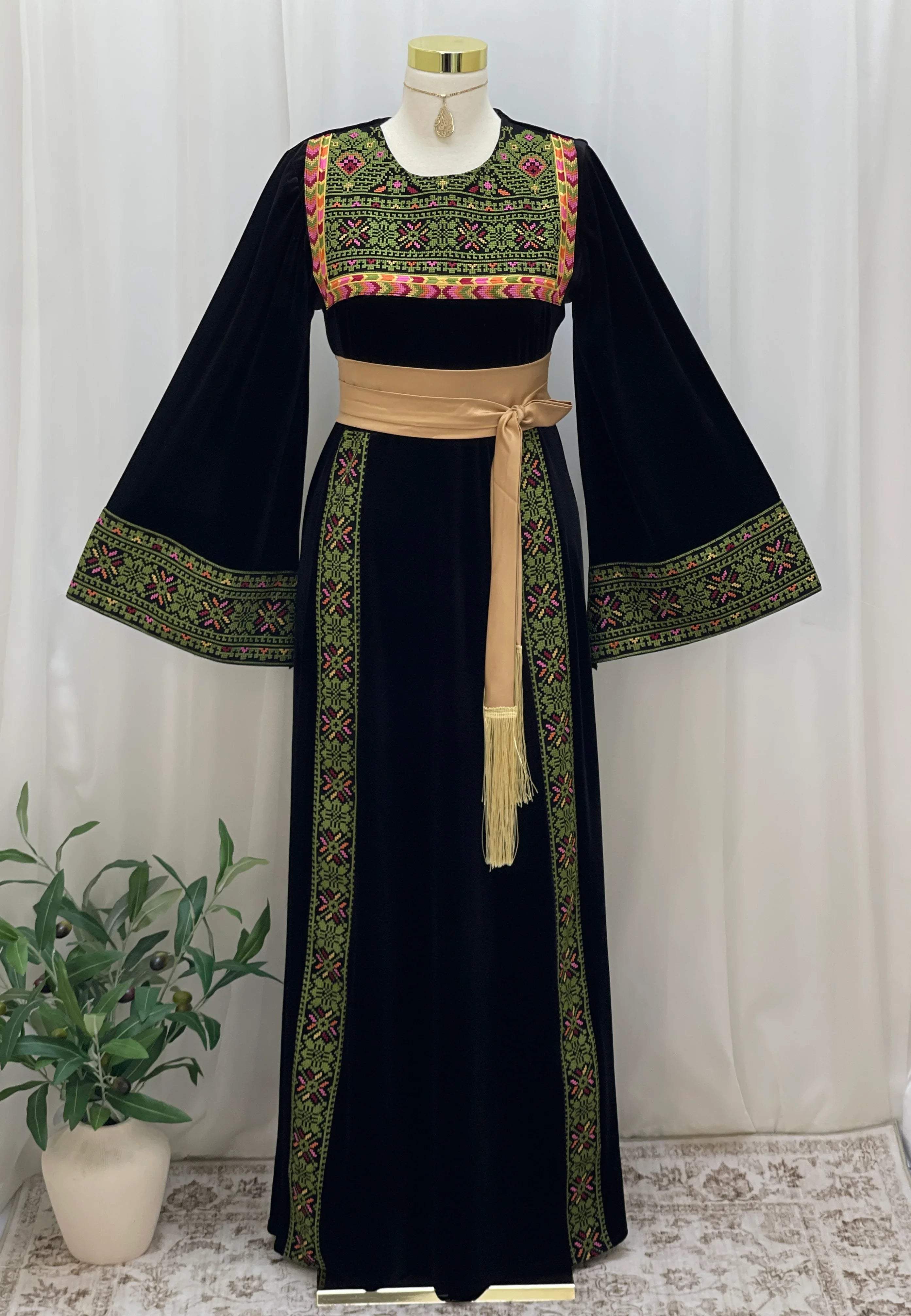 Al Noor Velvet Couture Thobe – Timeless Velvet Thobe Design