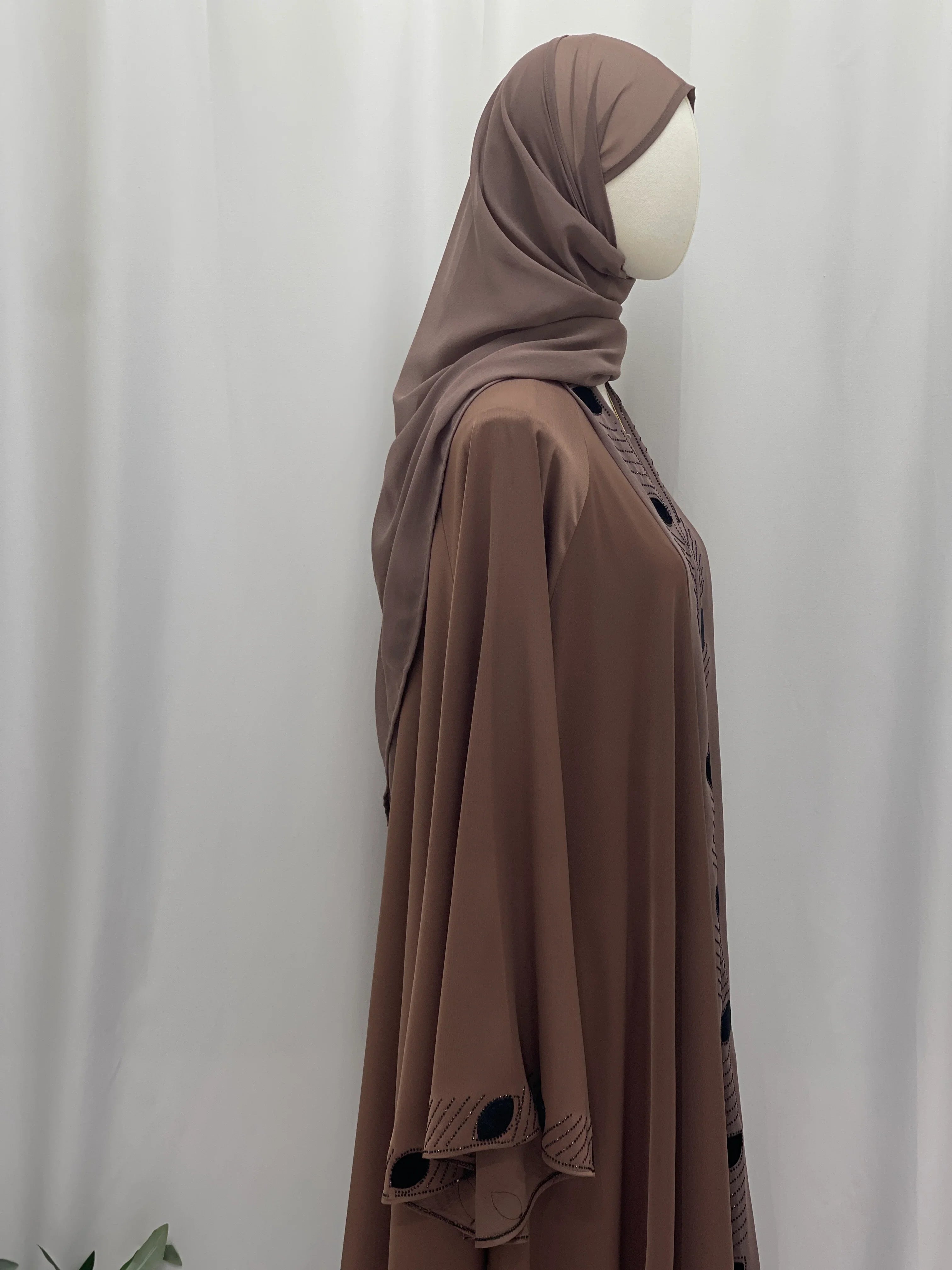 عباية نرجس – لباس أنيق ومحتشم ذو تصميم خالد