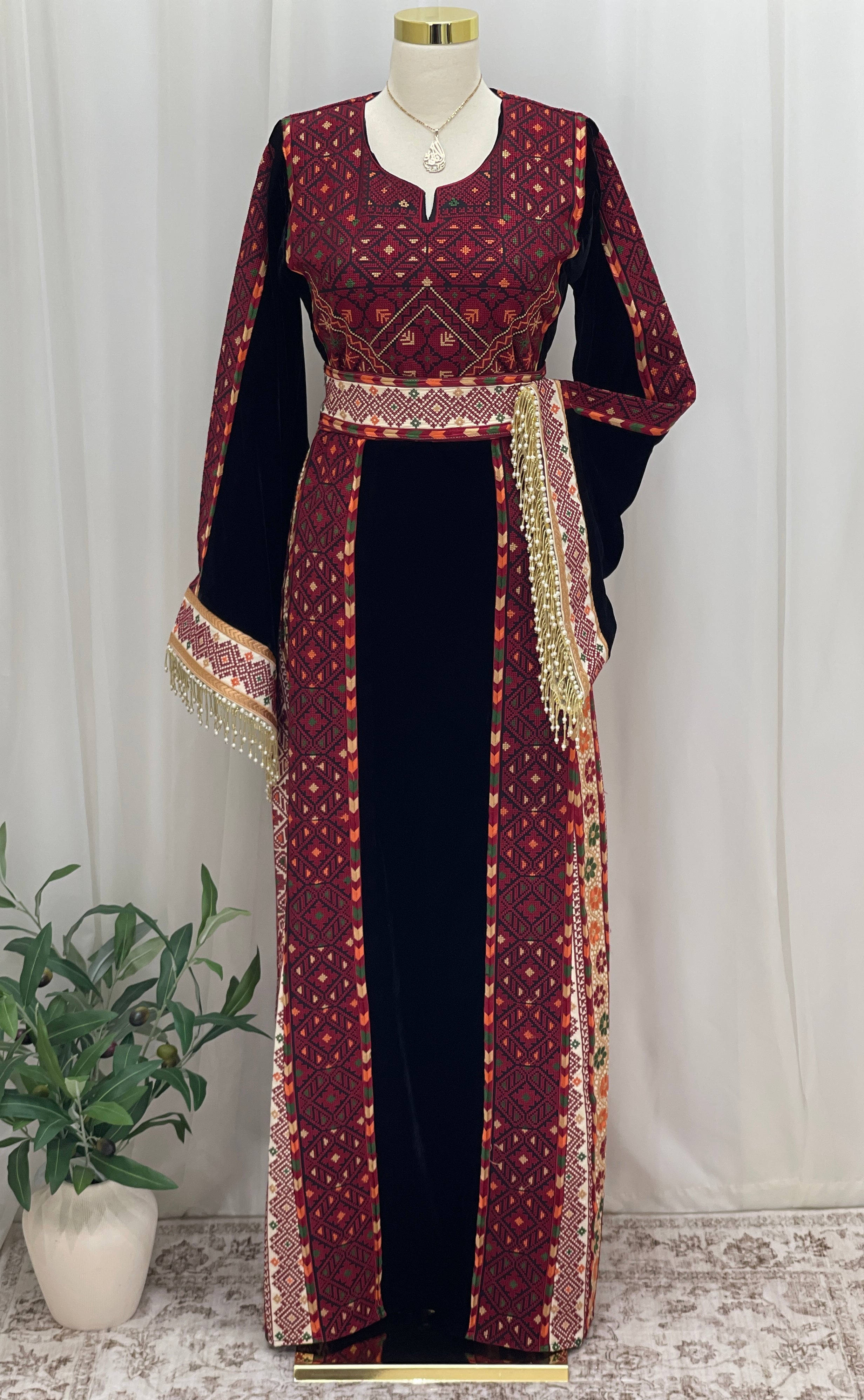 Velvet Embroidered Heritage Thobe – Timeless Heritage Style