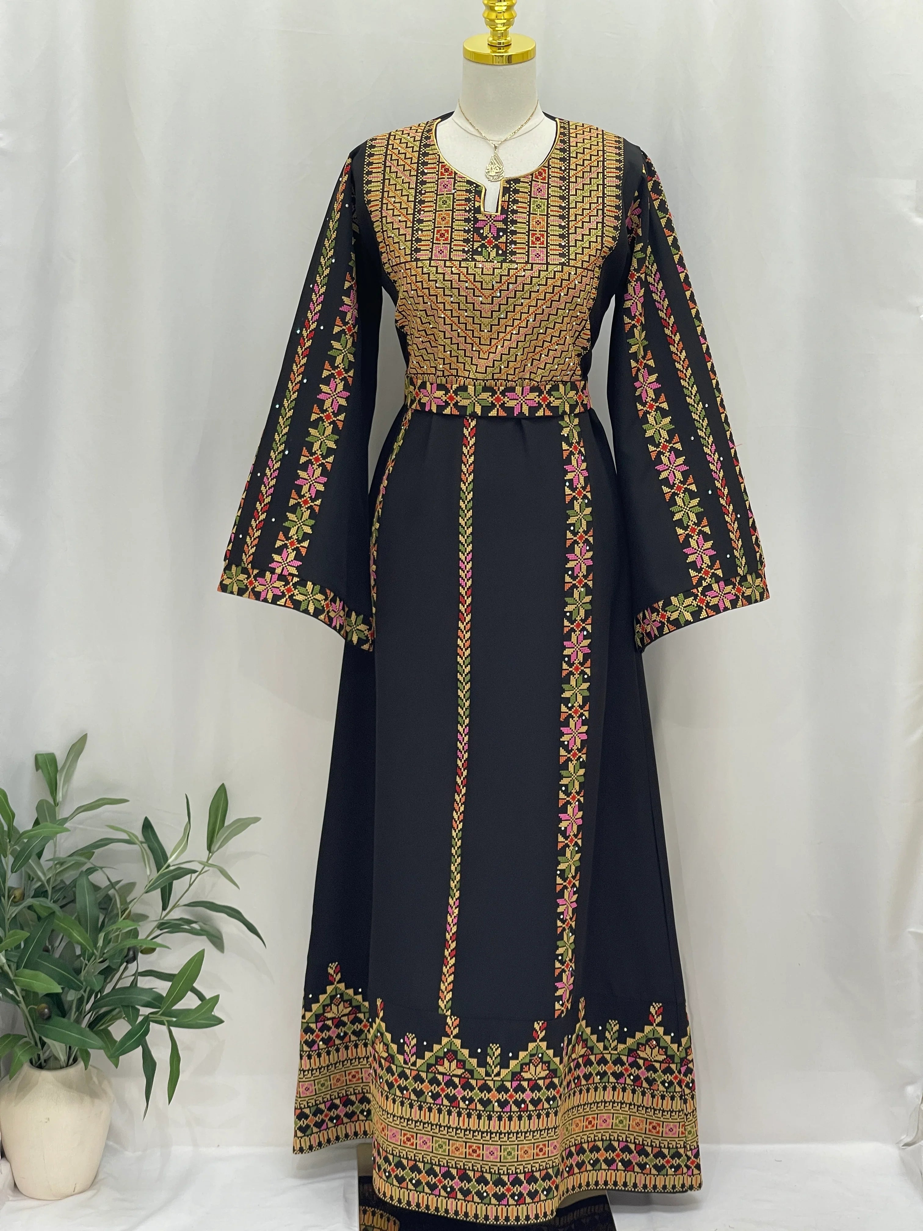 ثوب فلسطيني مطرز بسيط – زي تاتريز تقليدي