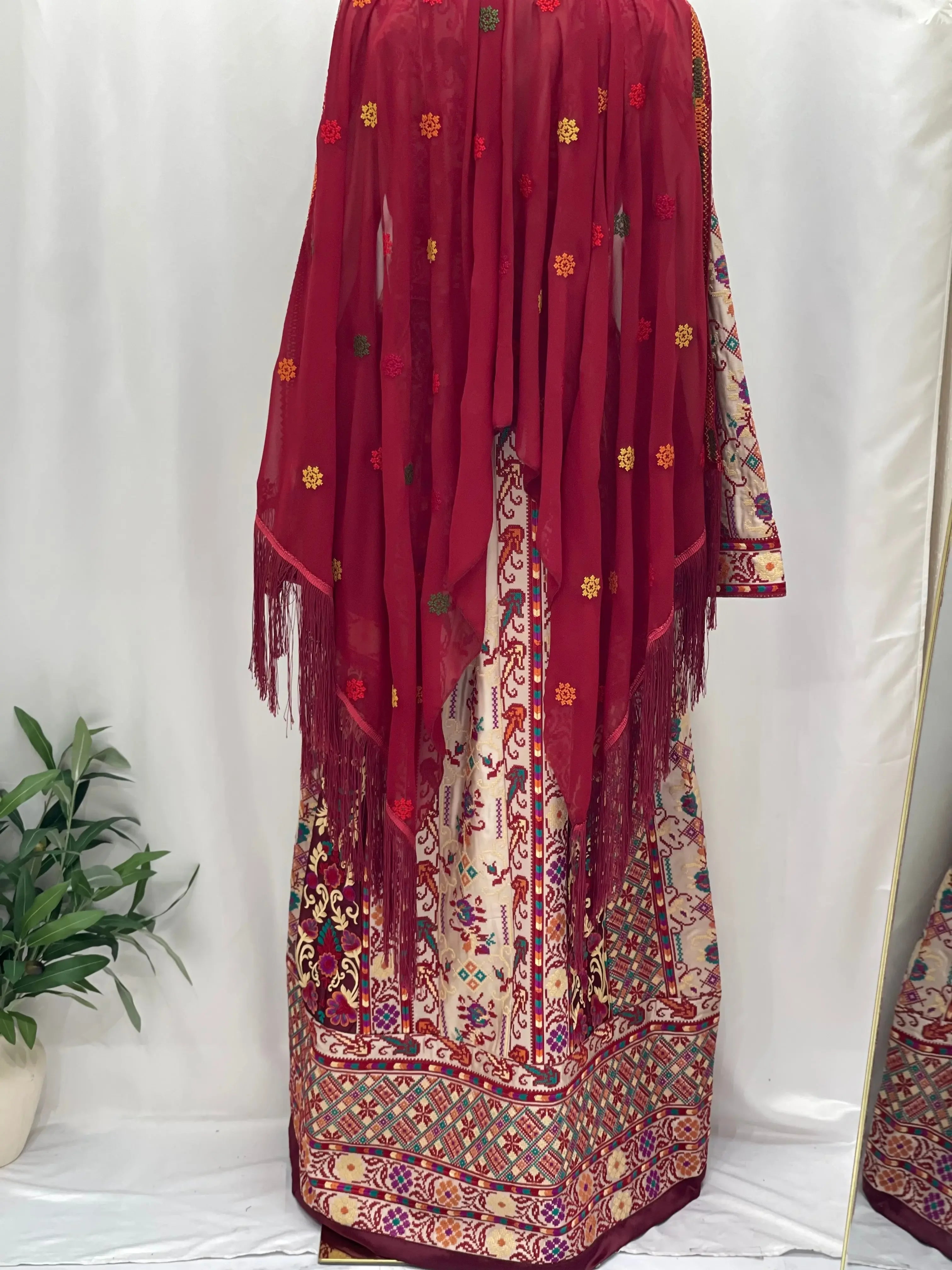 Opulent Elegance: New Luxury Embroidered Thoub Palestinian Elegance