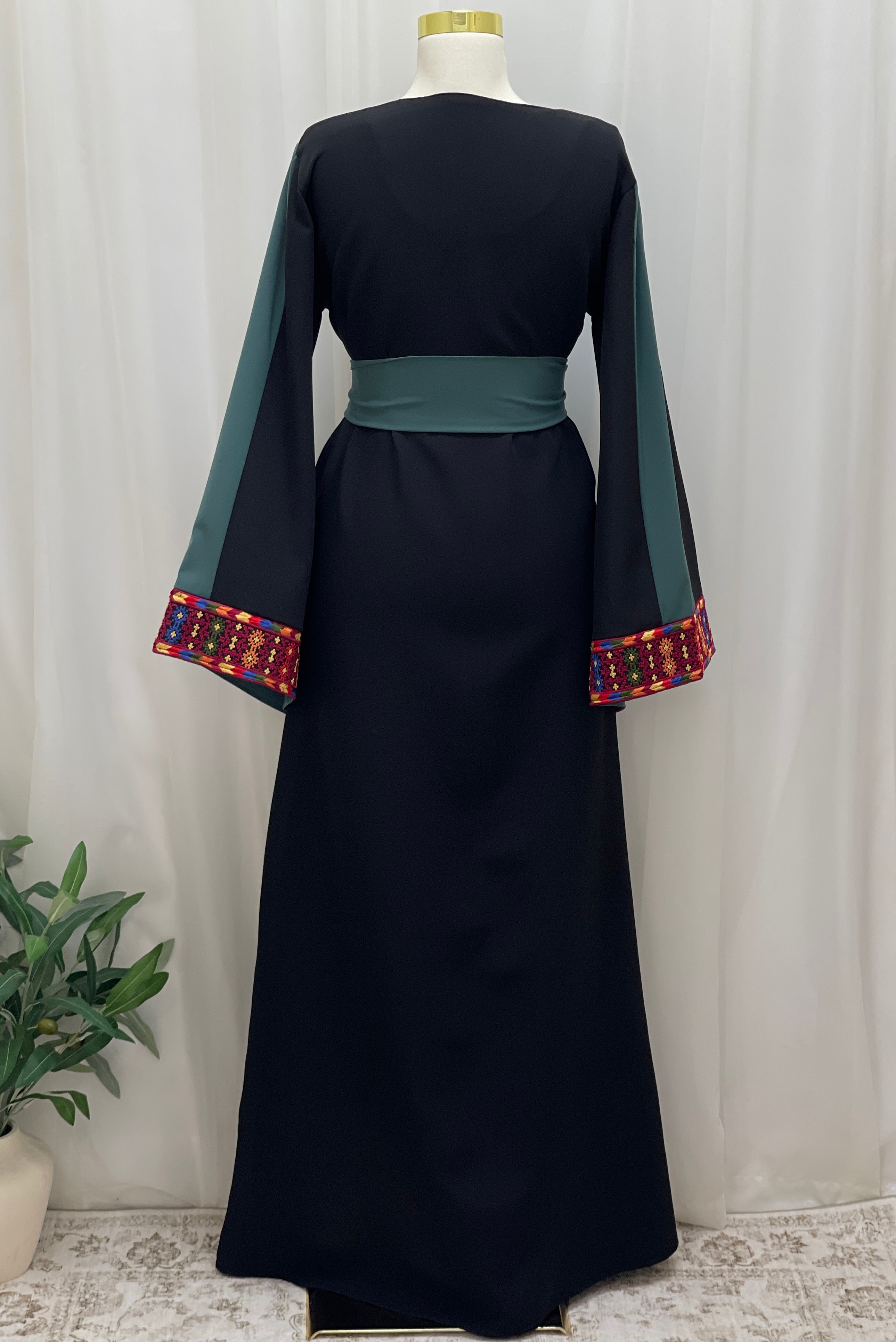 Sella Heritage Elegance Embroidered Thobe - Palestinian Elegance