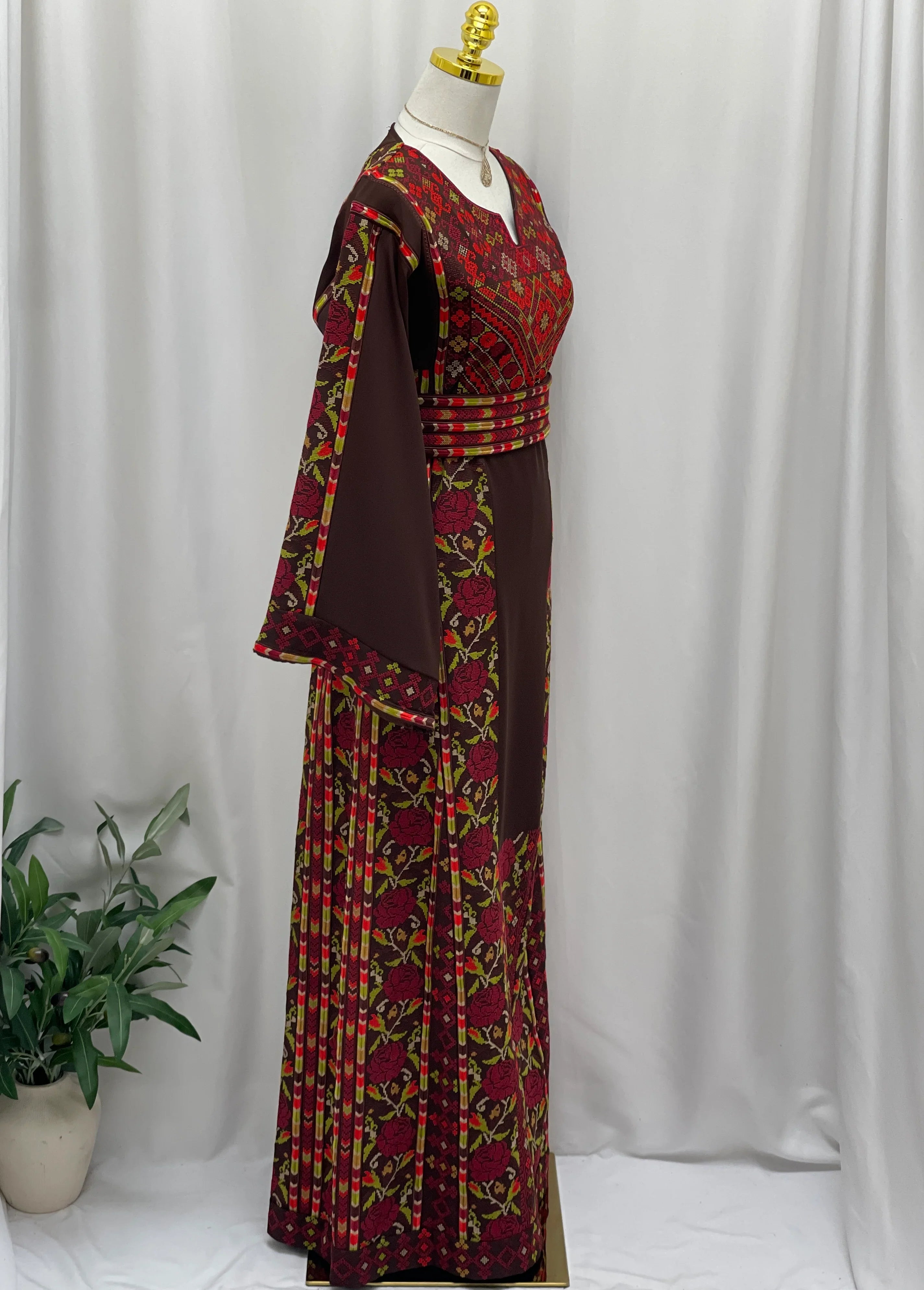 ثوب مطرز من خشب الورد التراثي