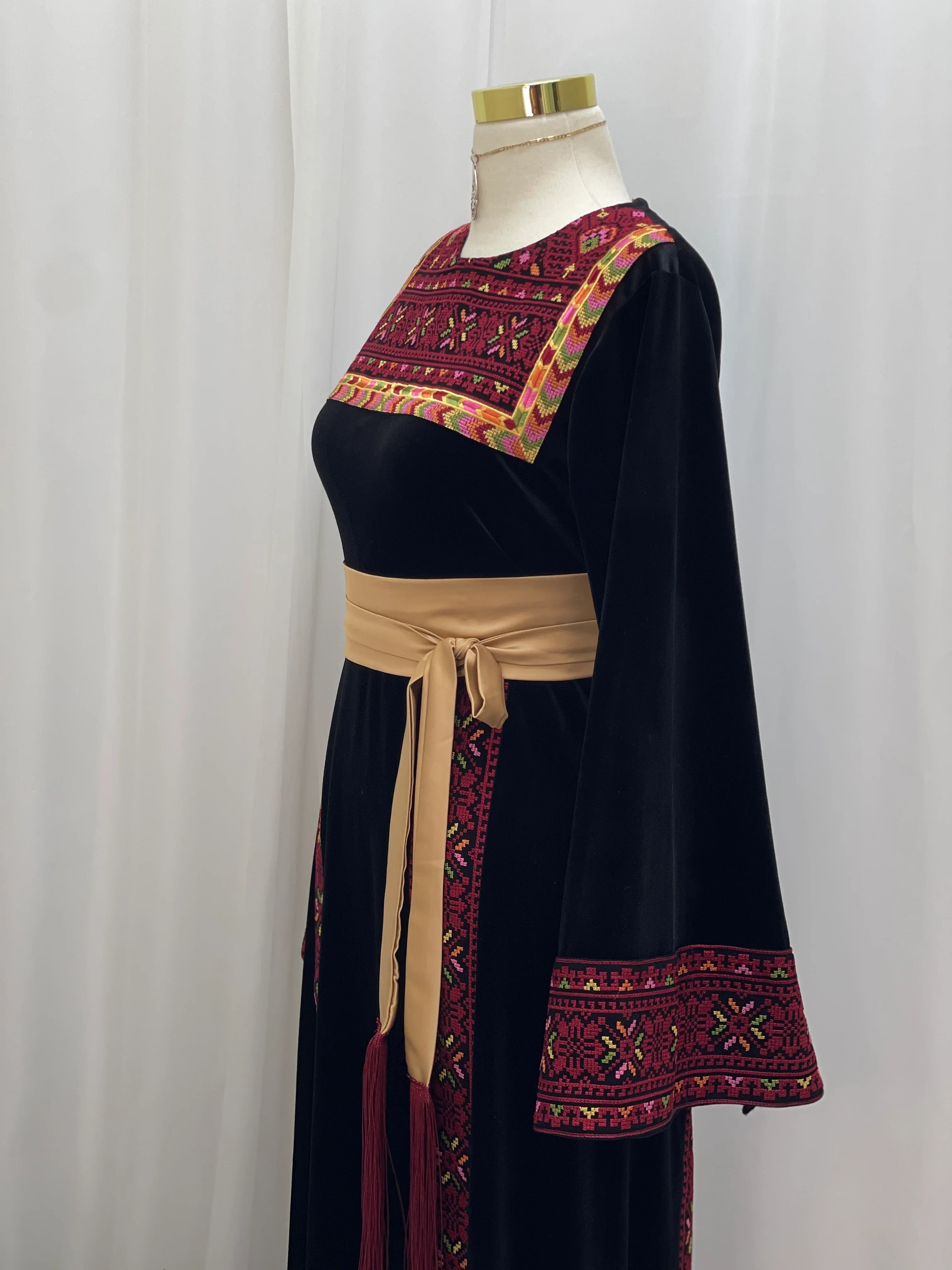 Al Noor Velvet Couture Thobe – Timeless Velvet Thobe Design