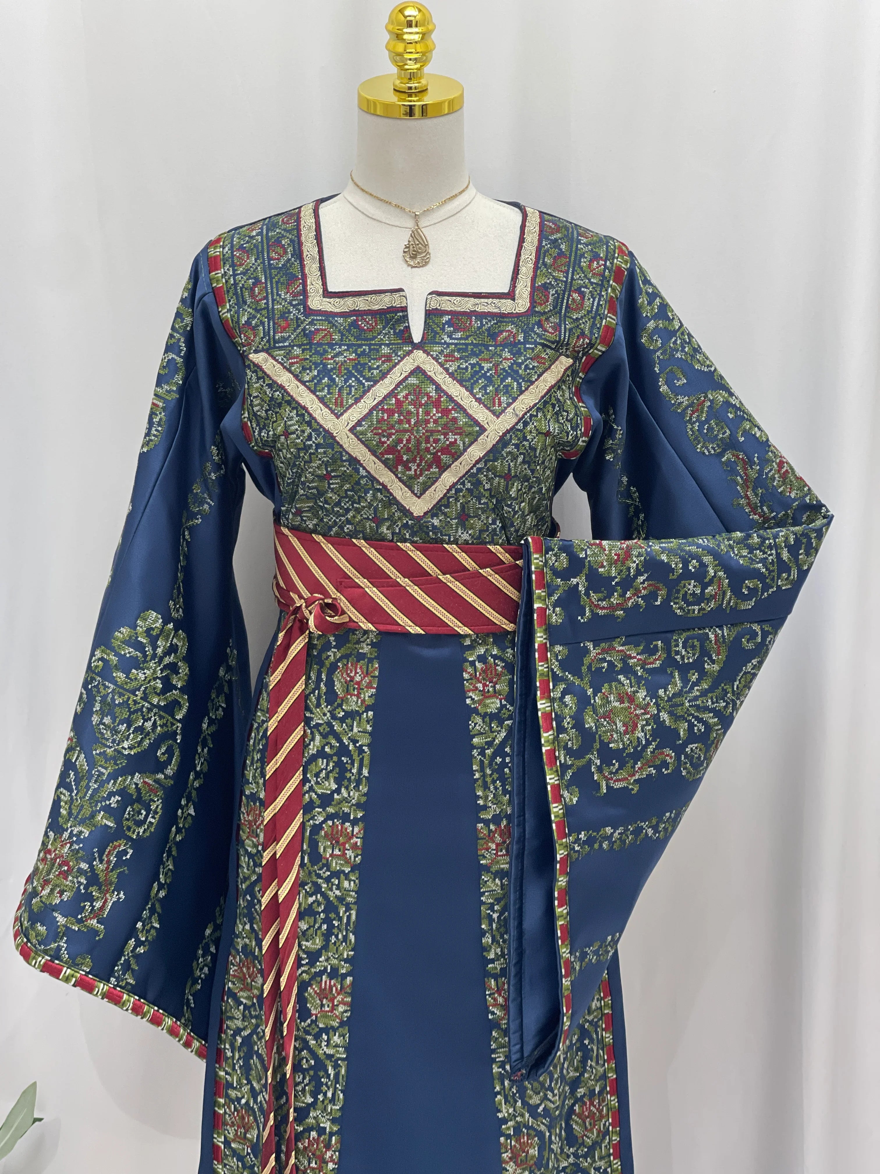 ثوب مطرز بتصميم تراثي عتيق