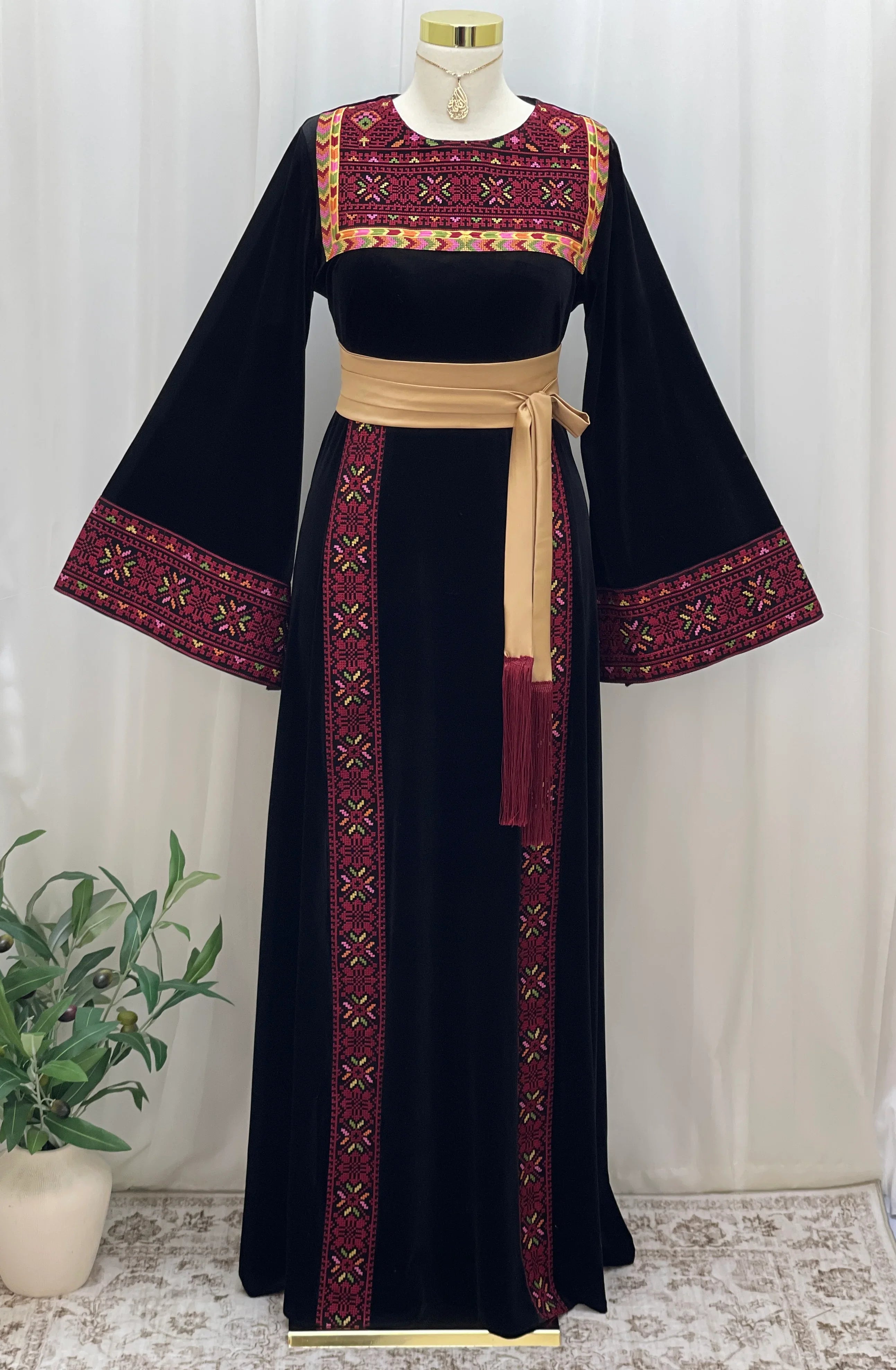 Al Noor Velvet Couture Thobe – Timeless Velvet Thobe Design