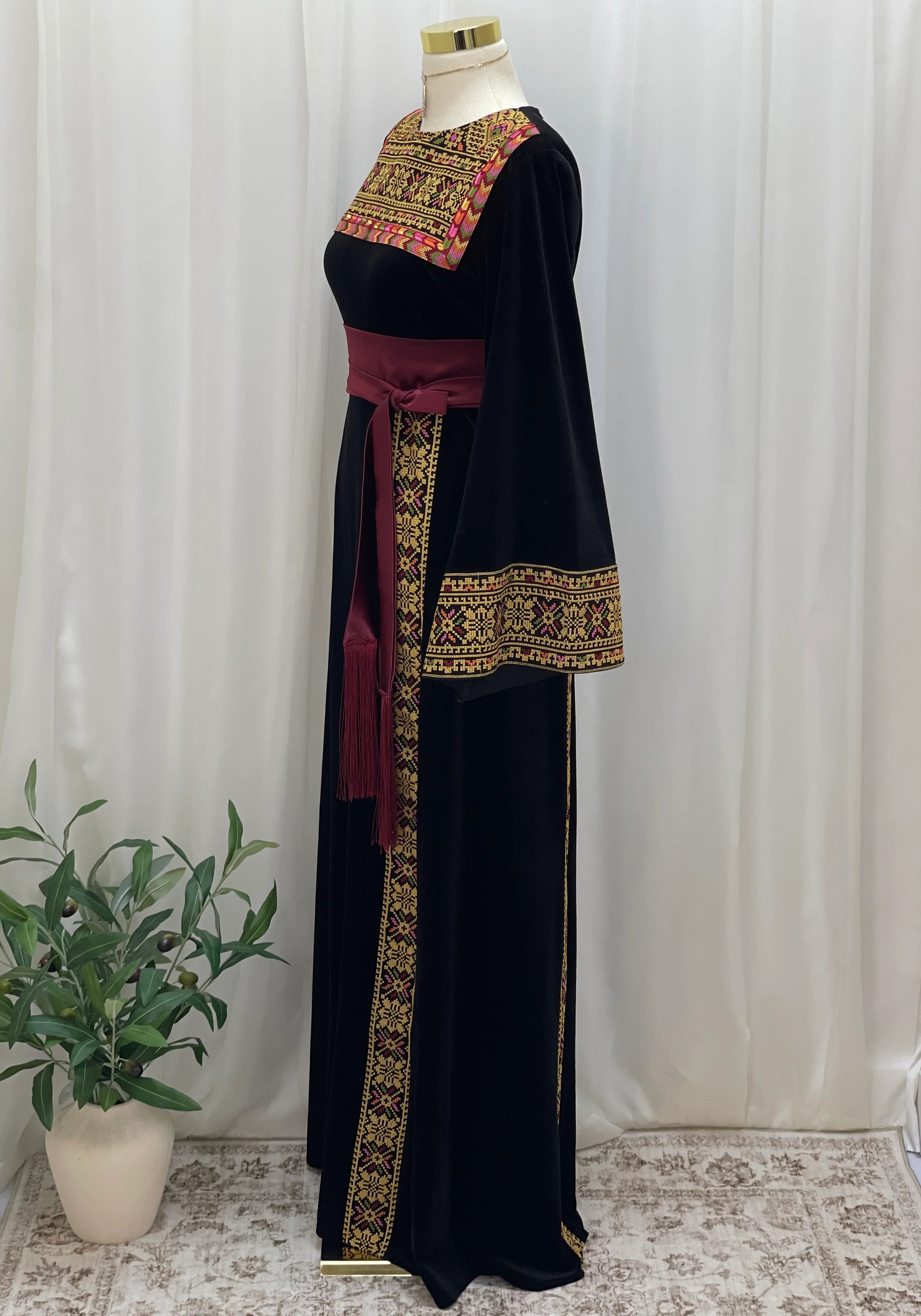 Al Noor Velvet Couture Thobe – Timeless Velvet Thobe Design