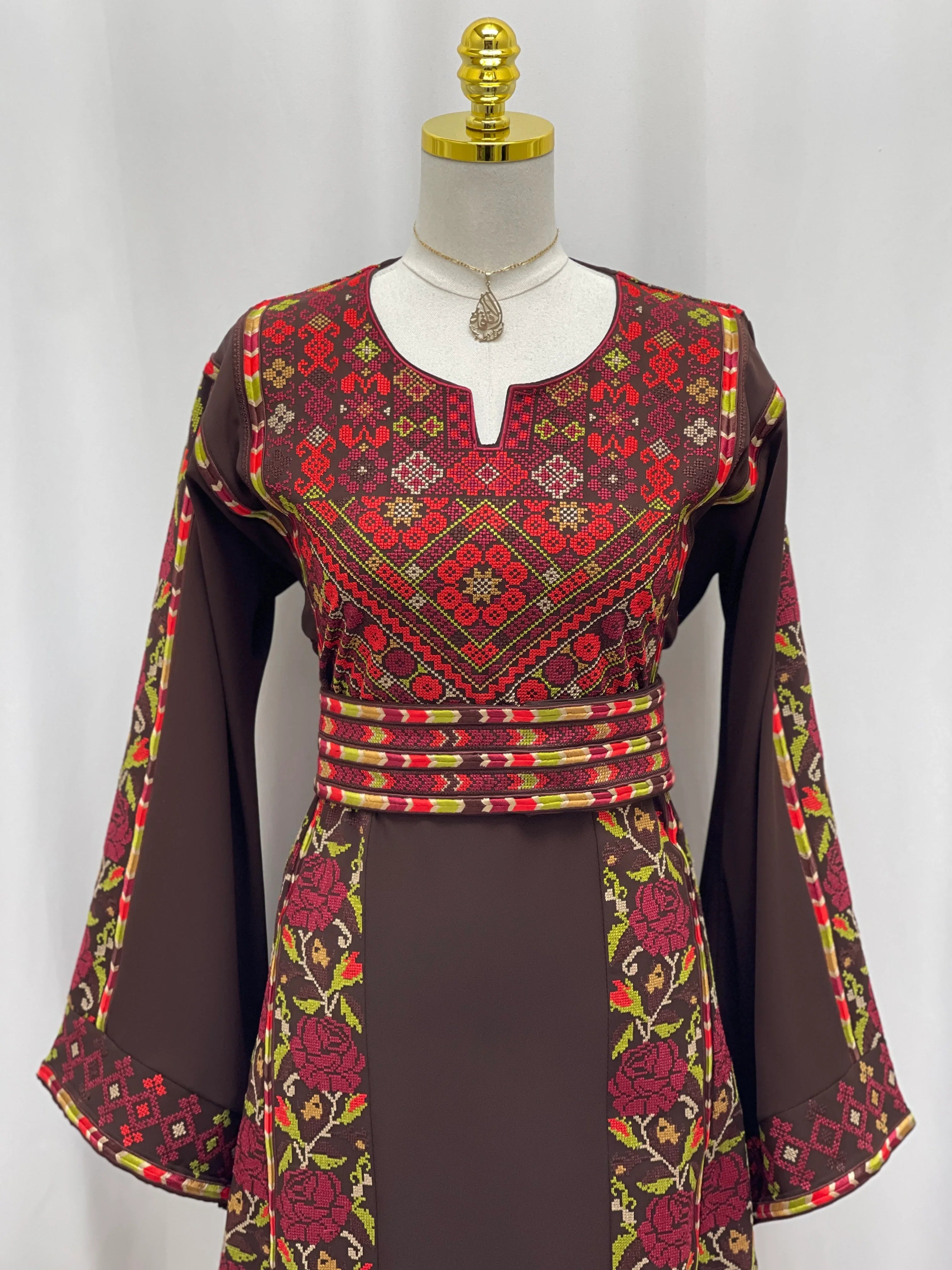 ثوب مطرز من خشب الورد التراثي