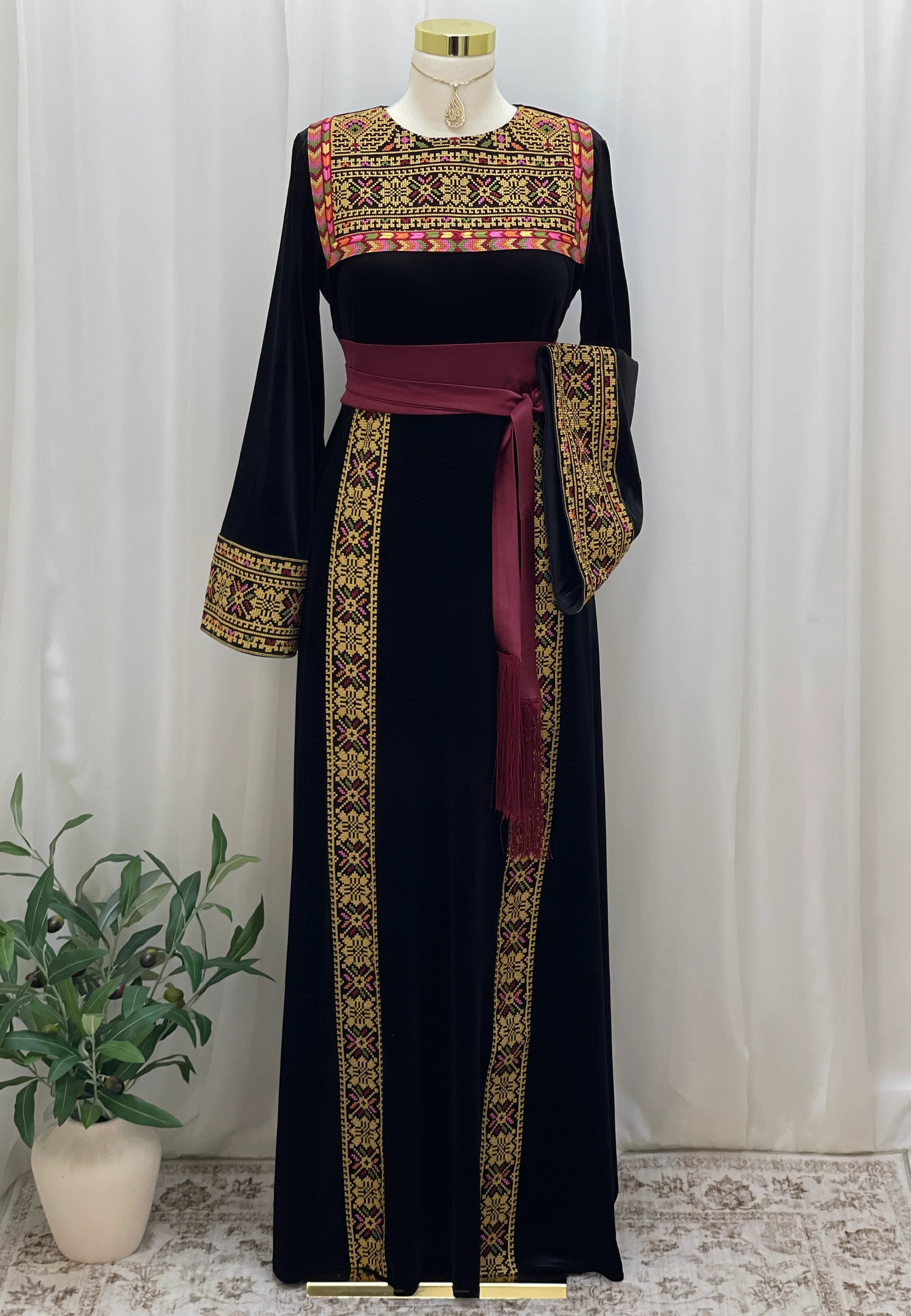 Al Noor Velvet Couture Thobe – Timeless Velvet Thobe Design