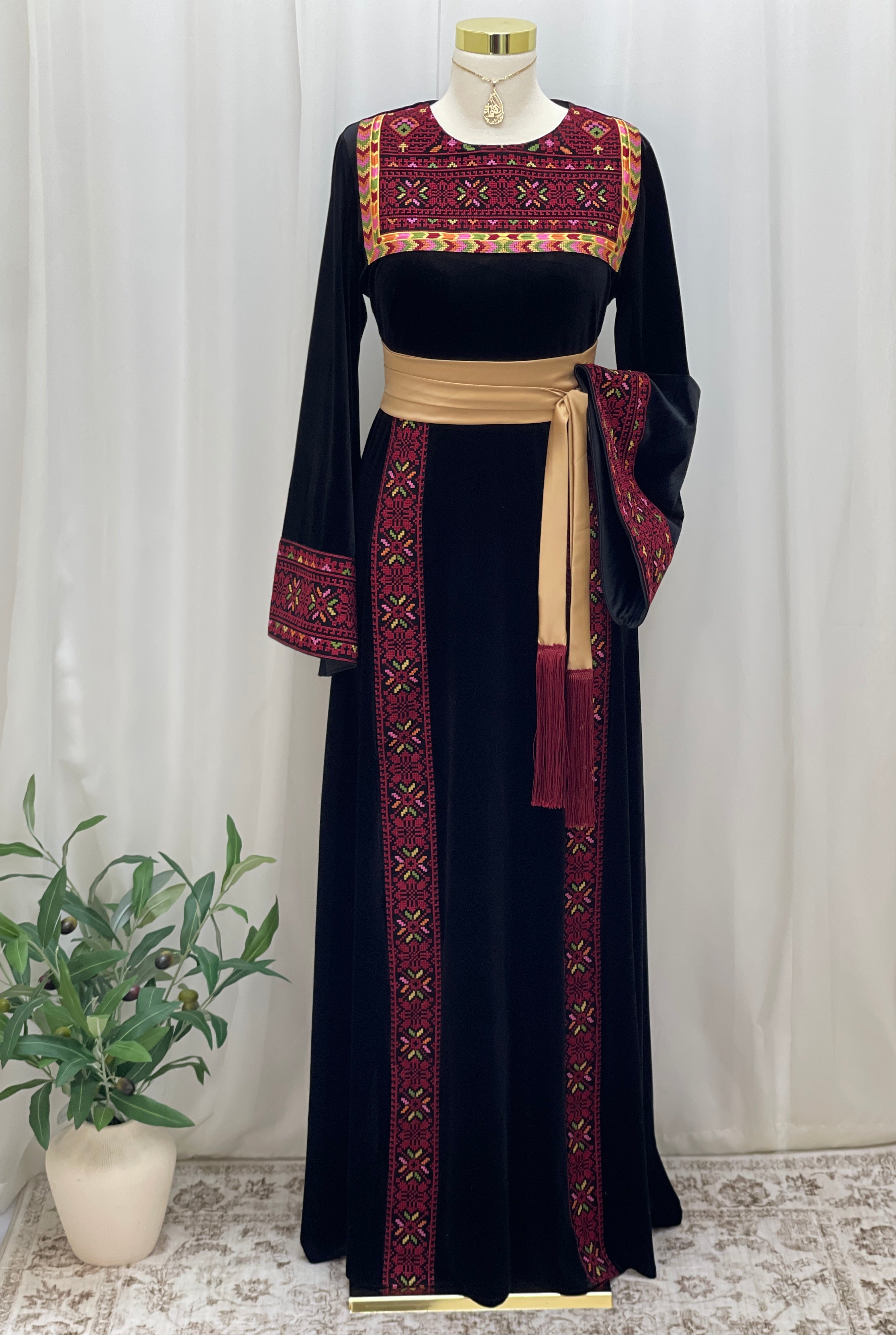 Al Noor Velvet Couture Thobe – Timeless Velvet Thobe Design