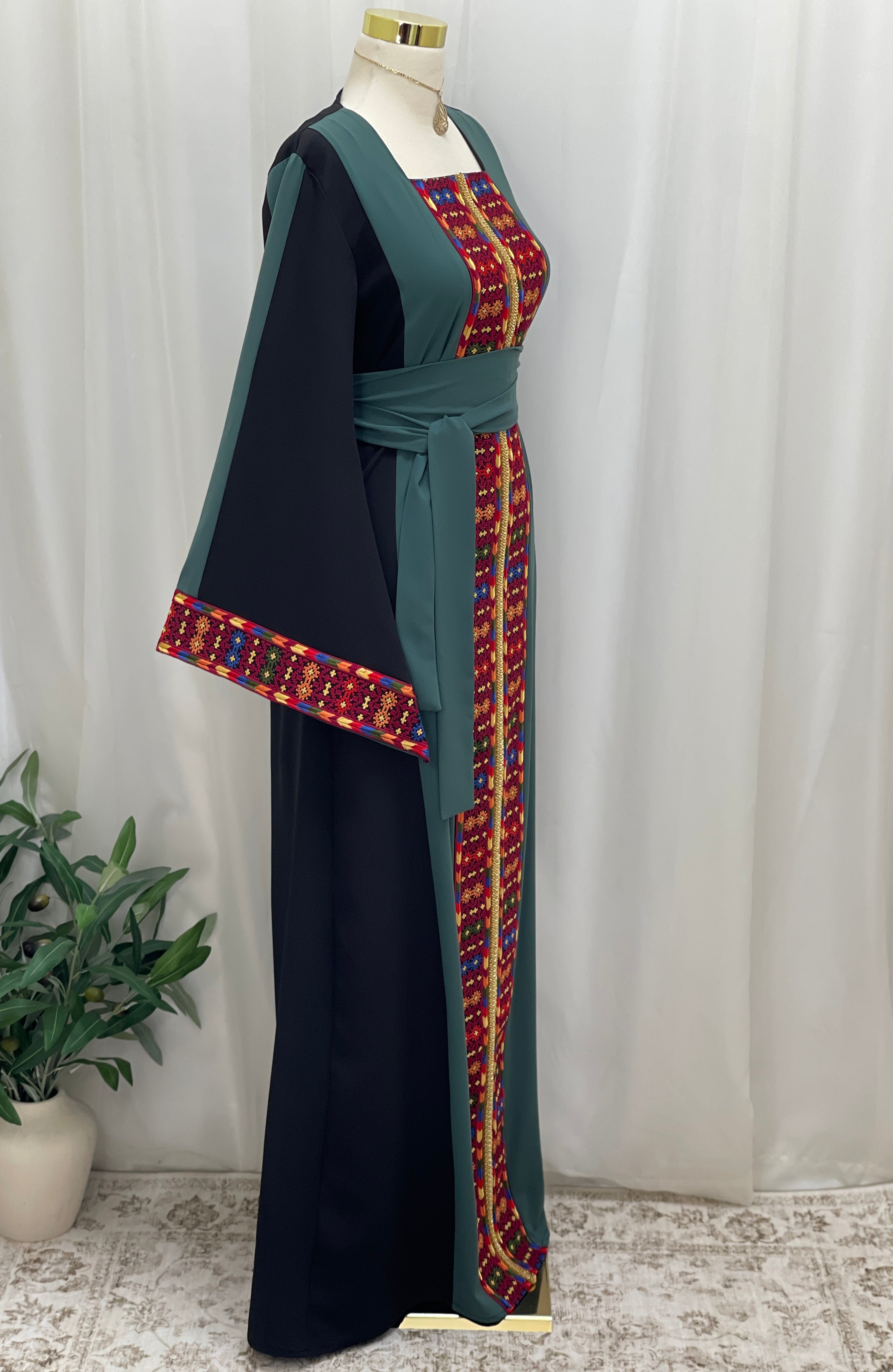 Sella Heritage Elegance Embroidered Thobe - Palestinian Elegance