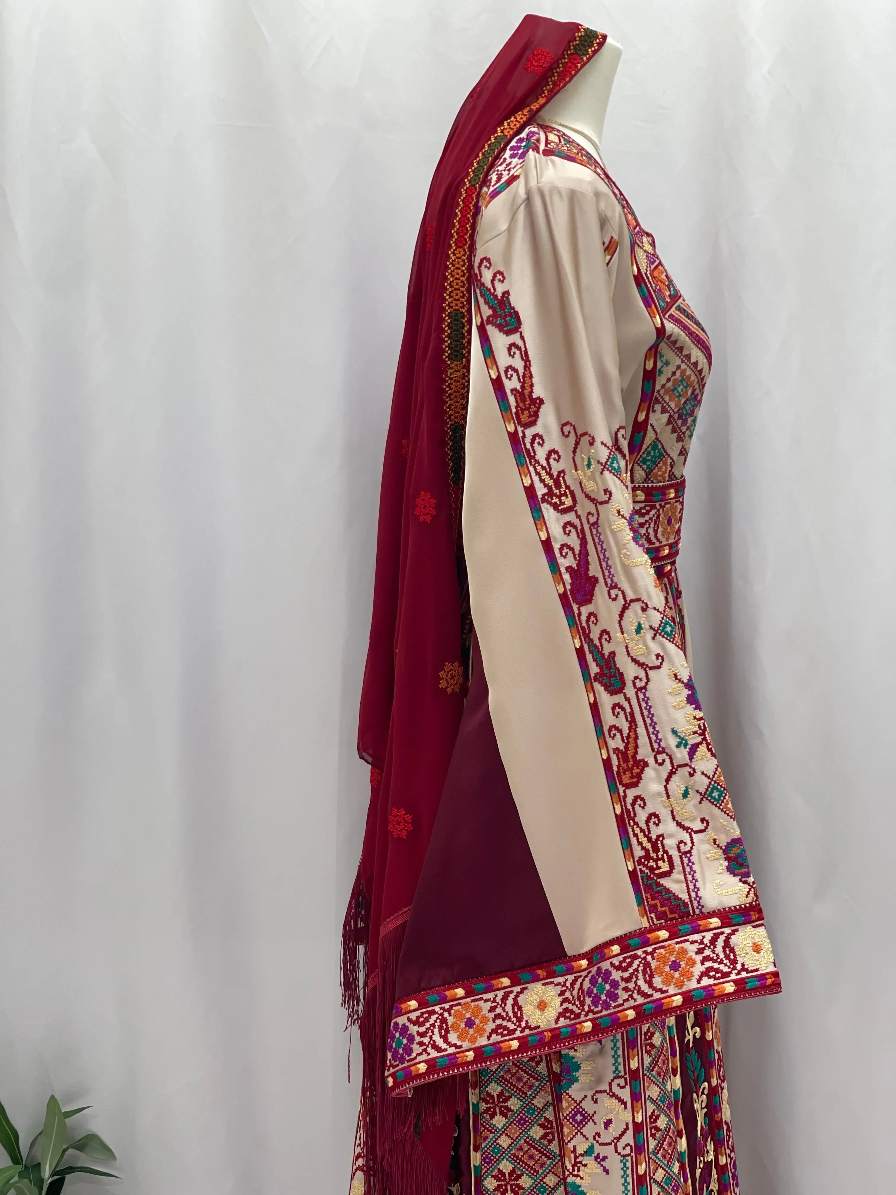 Opulent Elegance: New Luxury Embroidered Thoub Palestinian Elegance