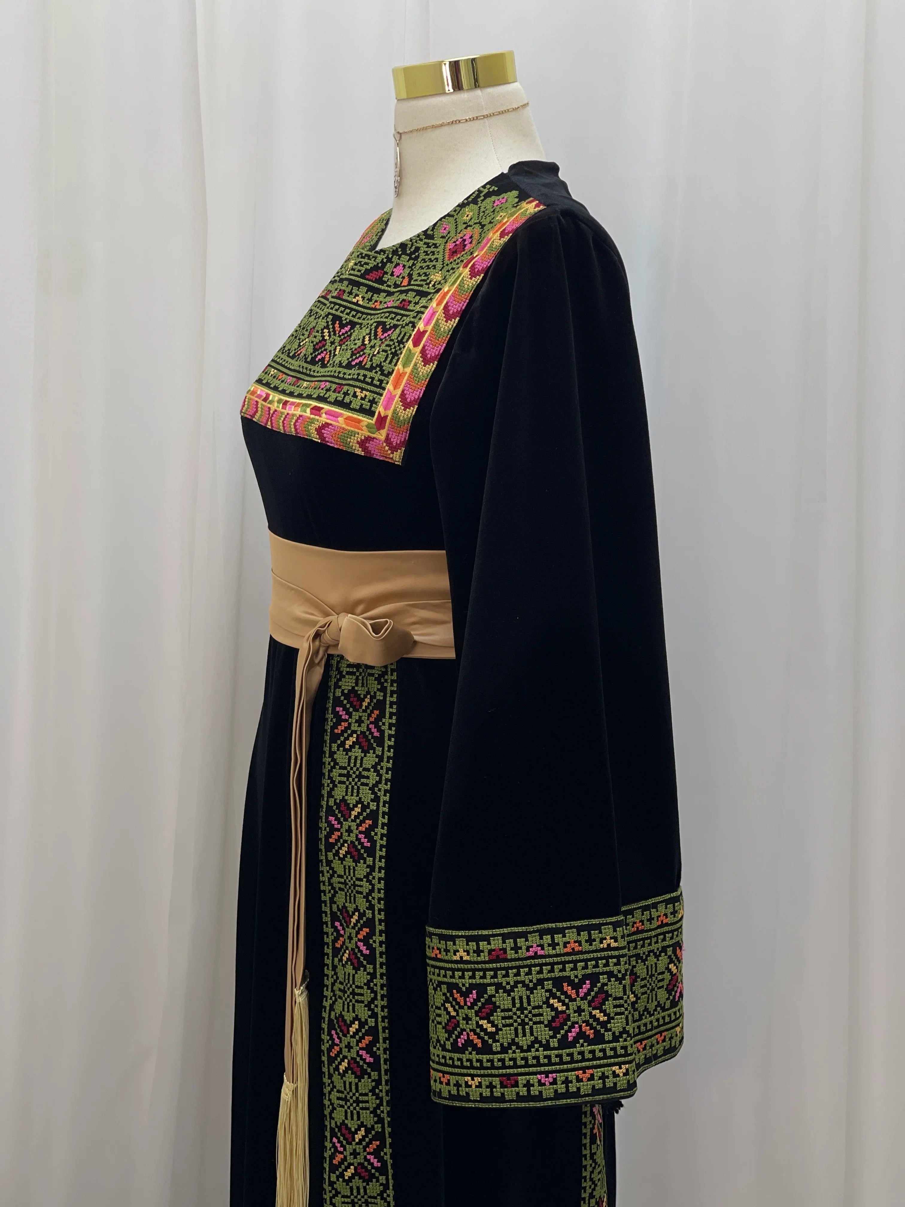 Al Noor Velvet Couture Thobe – Timeless Velvet Thobe Design