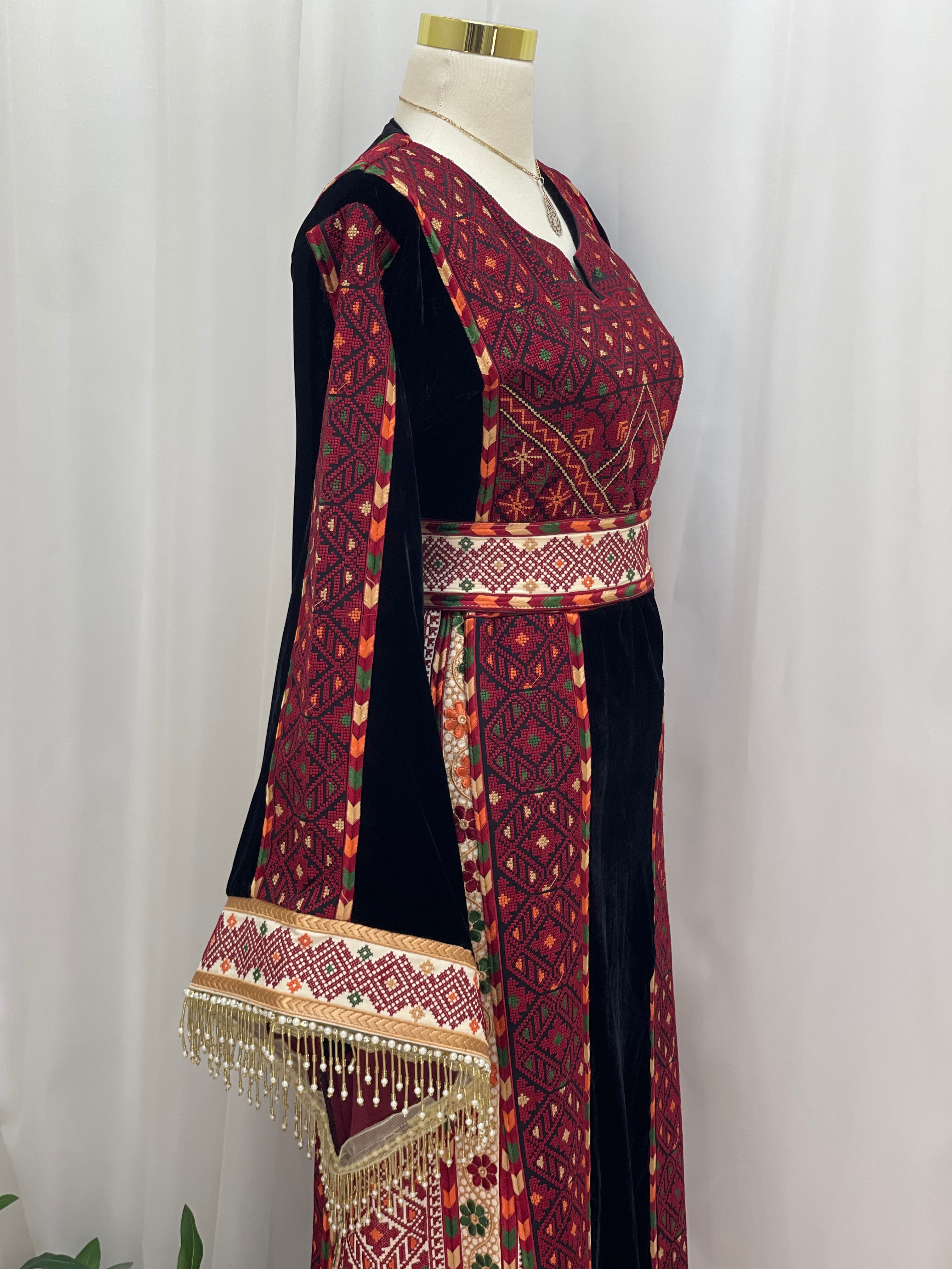 Velvet Embroidered Heritage Thobe – Timeless Heritage Style