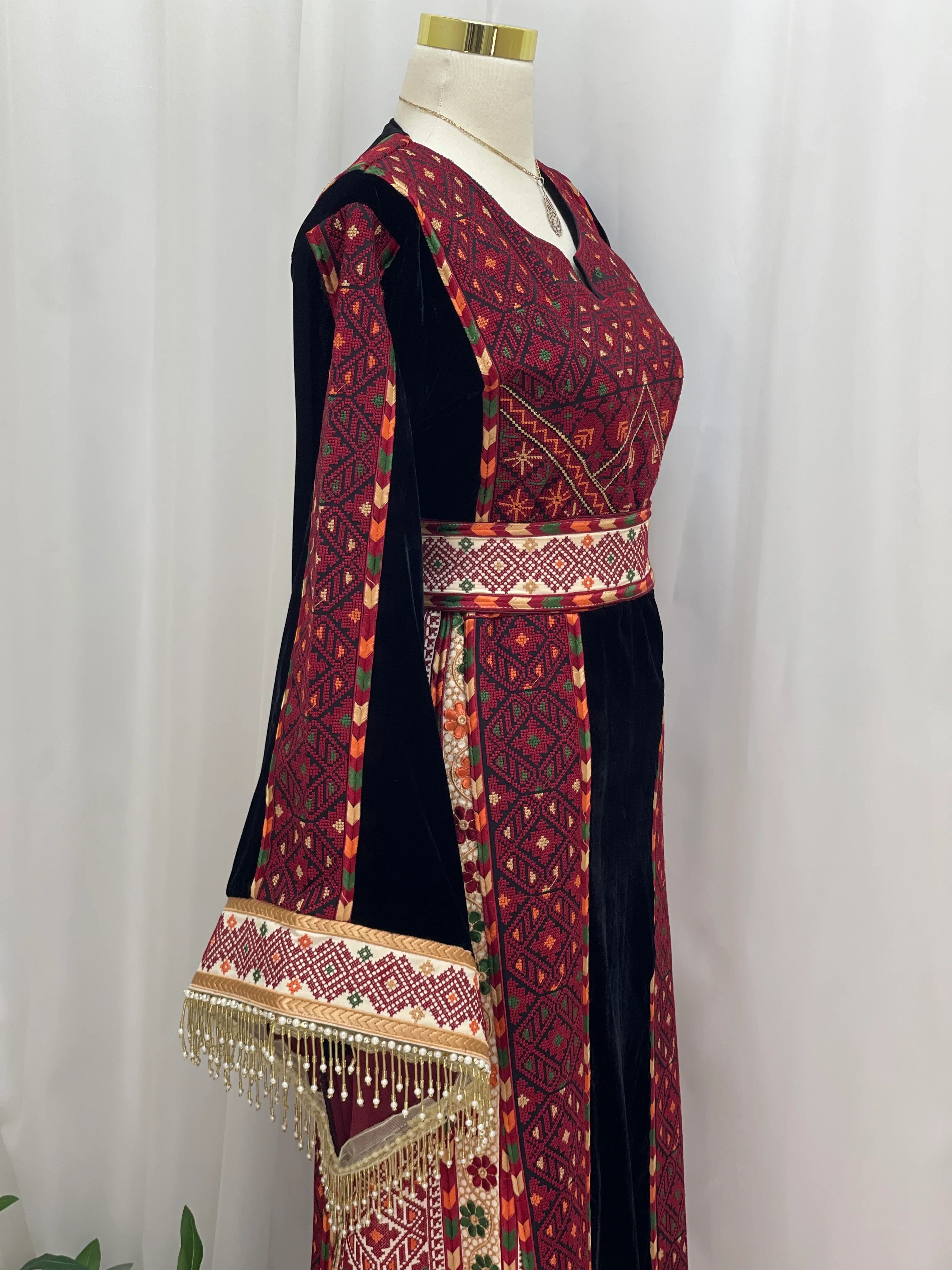 Velvet Embroidered Heritage Thobe – Timeless Heritage Style