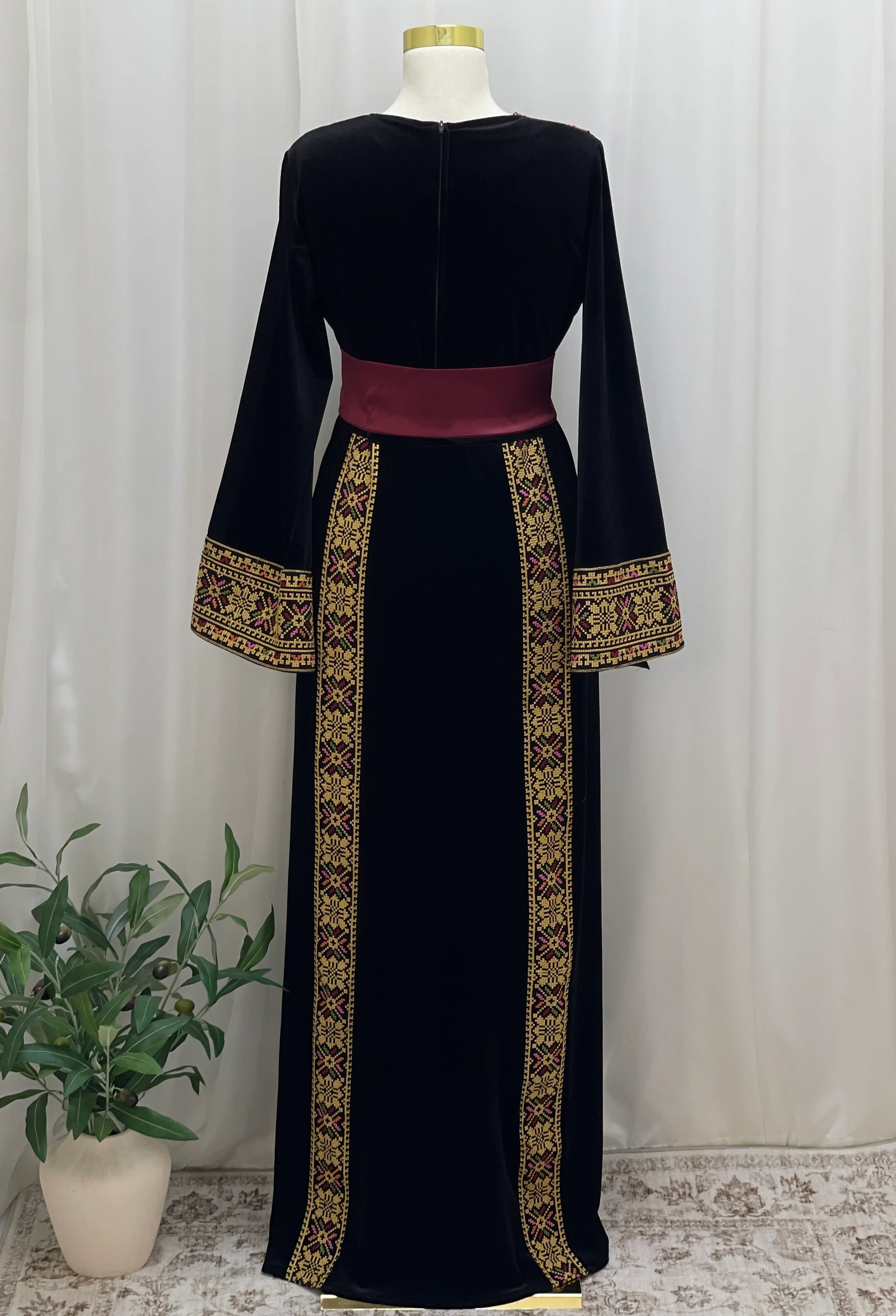 Al Noor Velvet Couture Thobe – Timeless Velvet Thobe Design