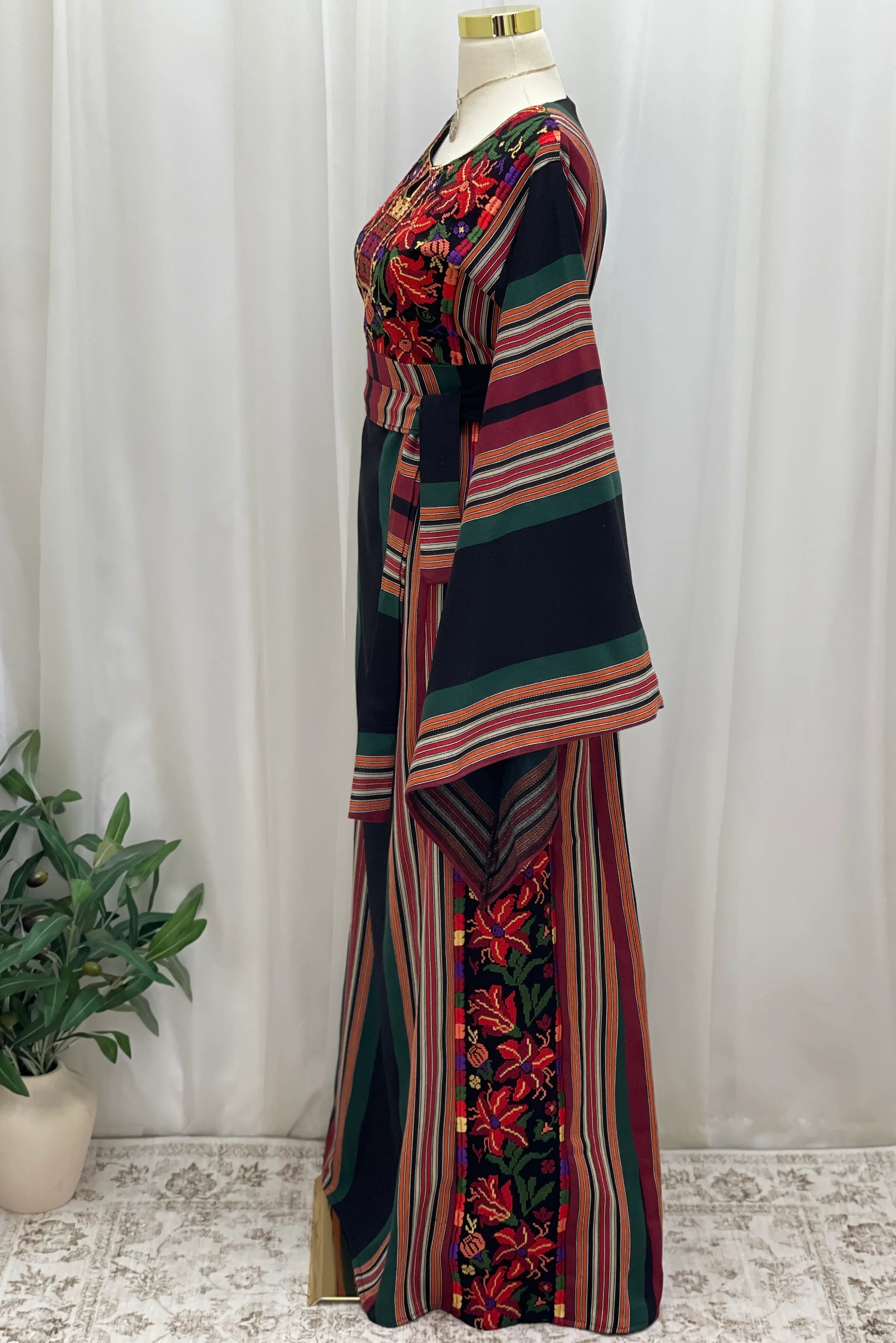 Rimal Heritage Embroidered Majdalwi Thobe