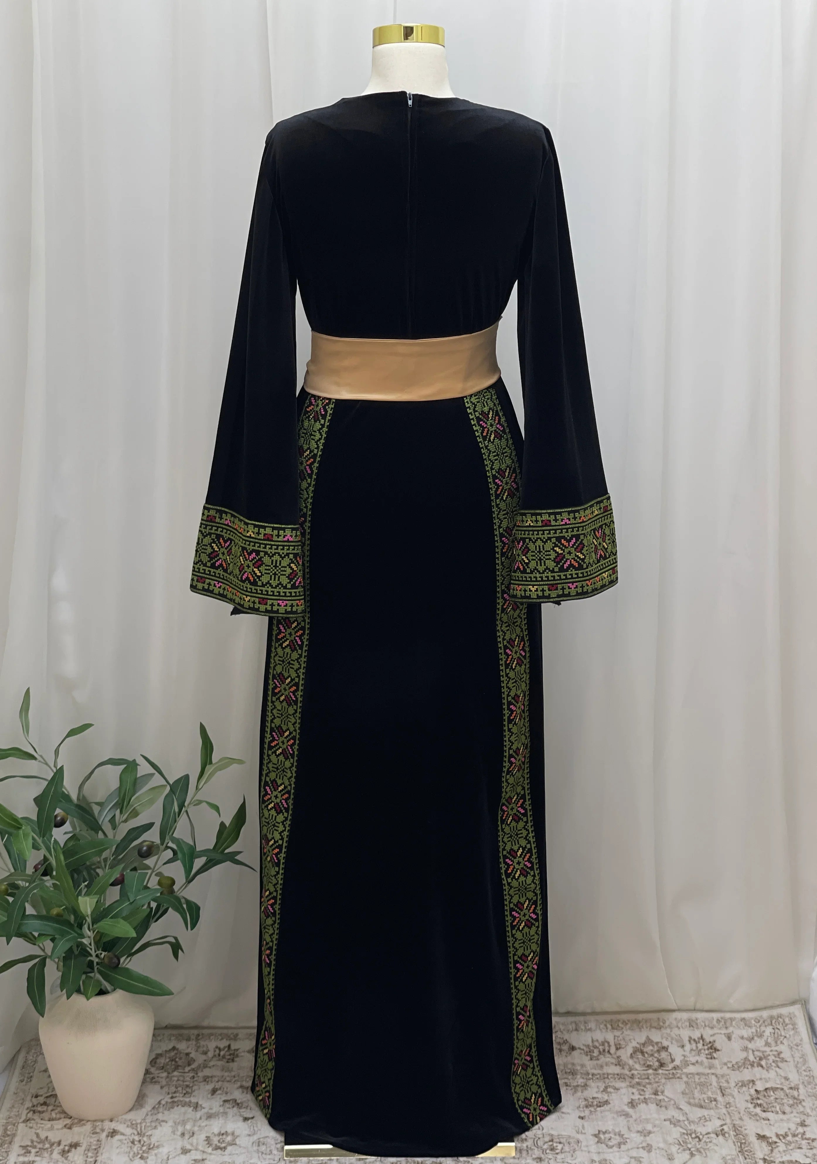 Al Noor Velvet Couture Thobe – Timeless Velvet Thobe Design