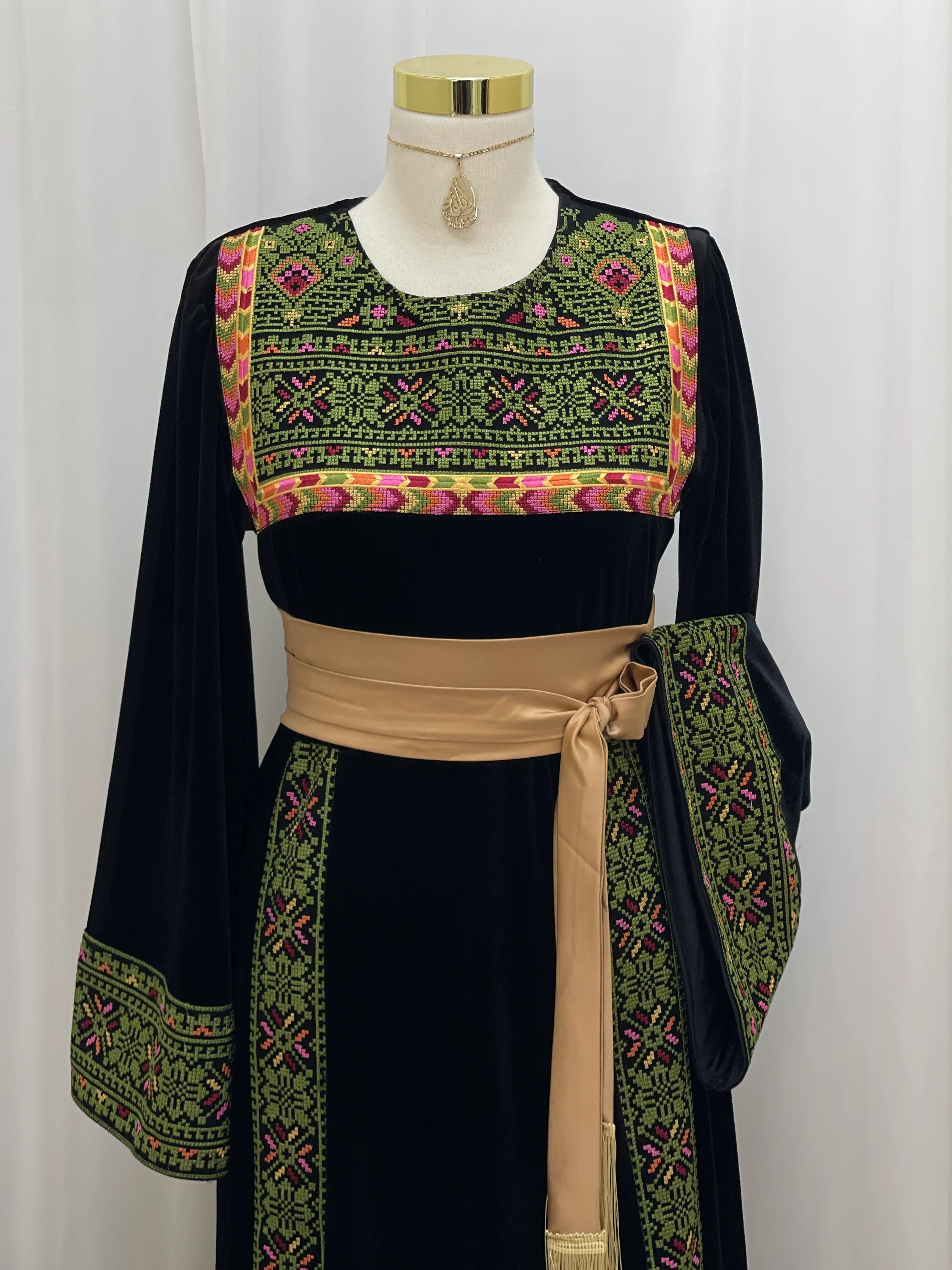 Al Noor Velvet Couture Thobe – Timeless Velvet Thobe Design