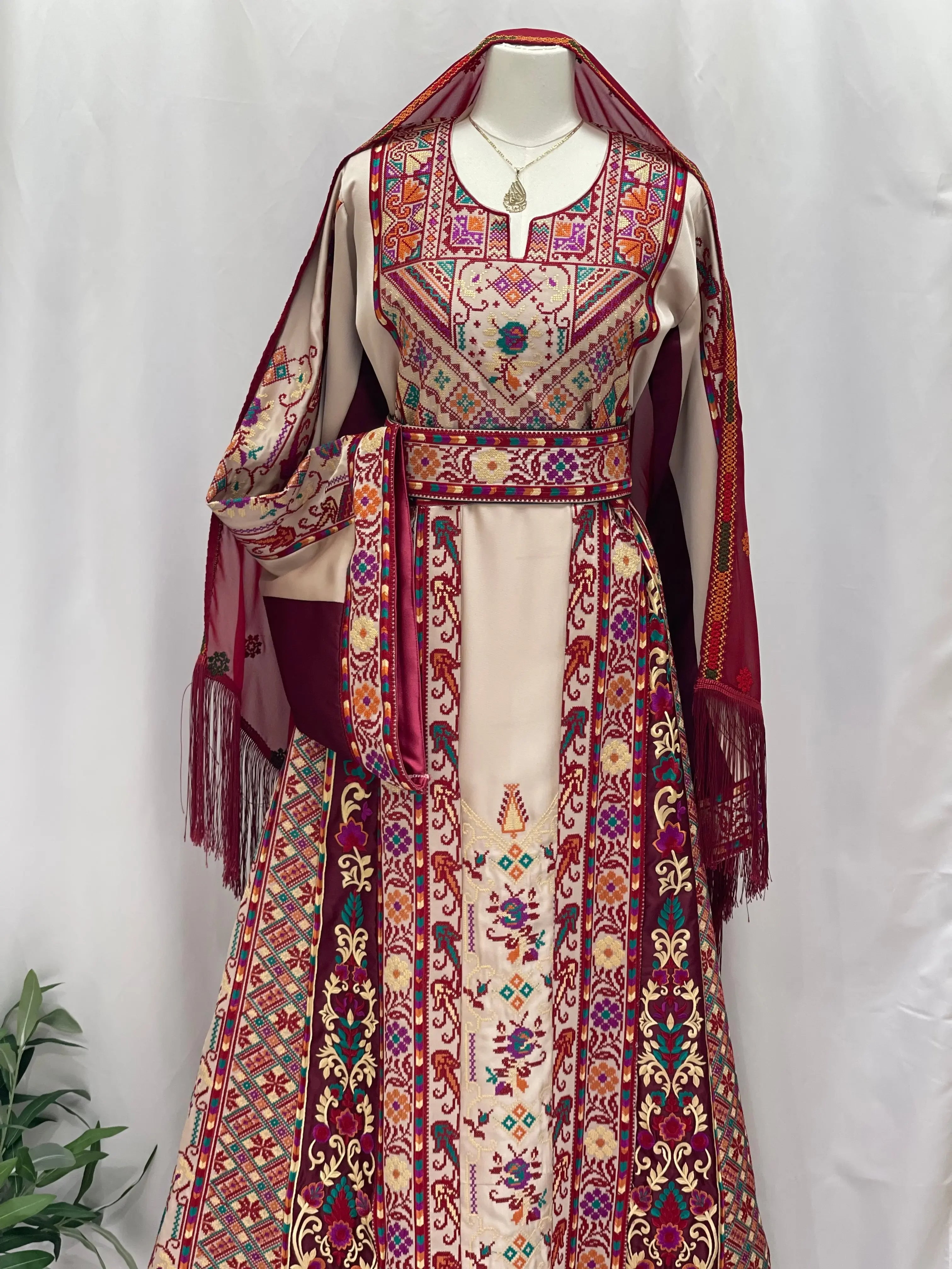 Opulent Elegance: New Luxury Embroidered Thoub Palestinian Elegance