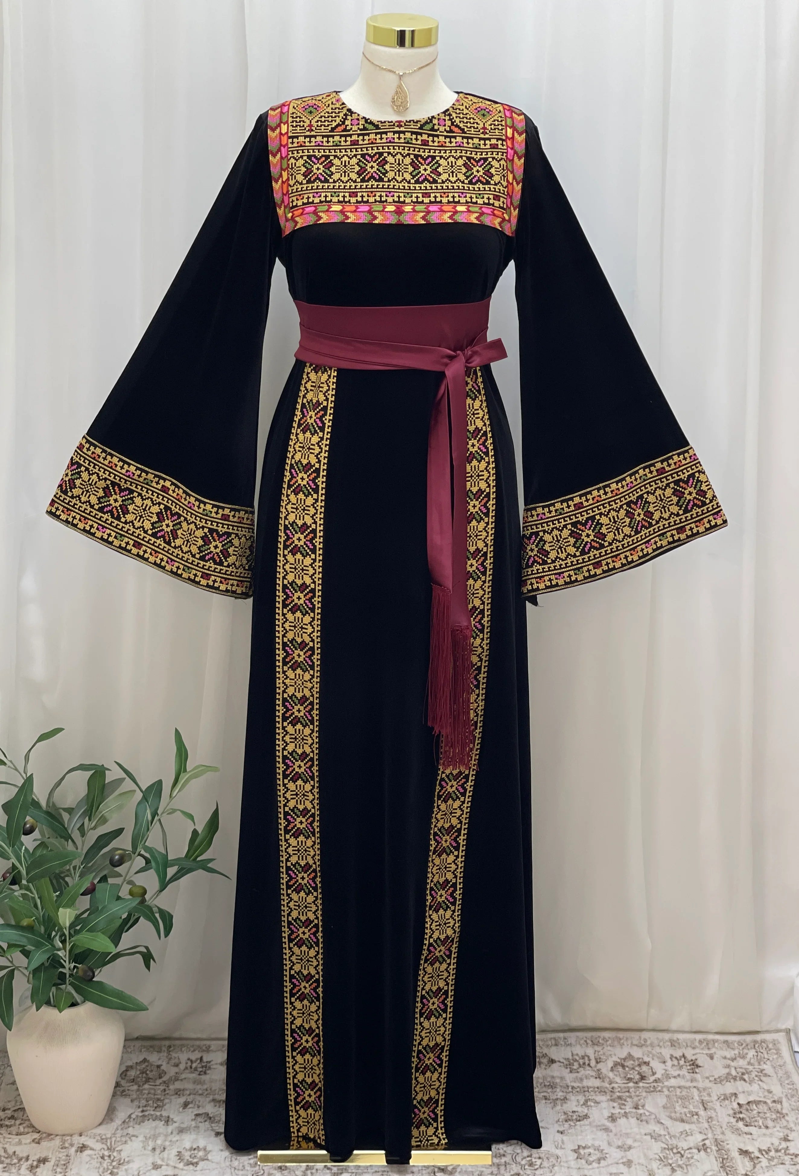 Al Noor Velvet Couture Thobe – Timeless Velvet Thobe Design
