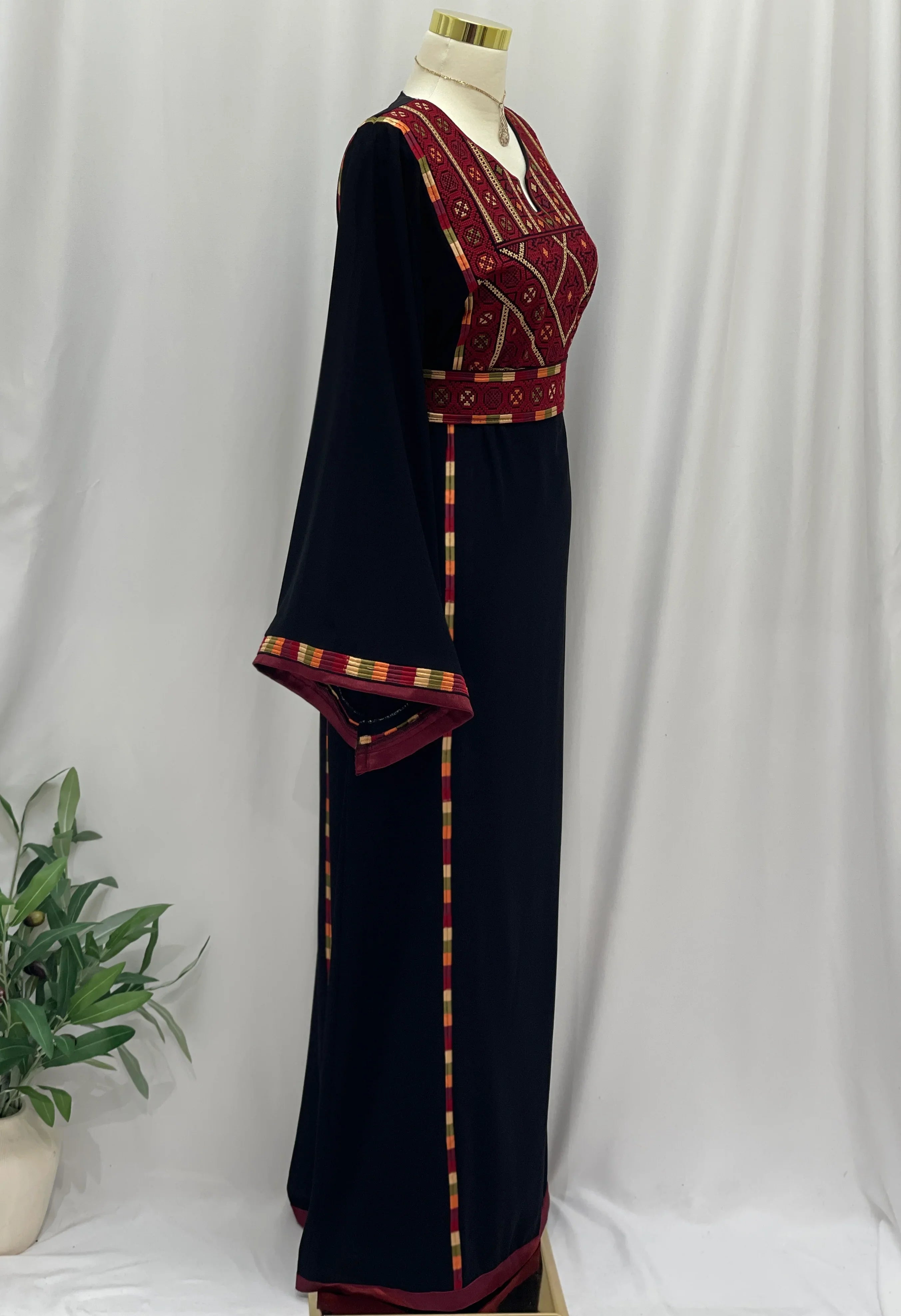 Manajel Embroidered Classic Thobe