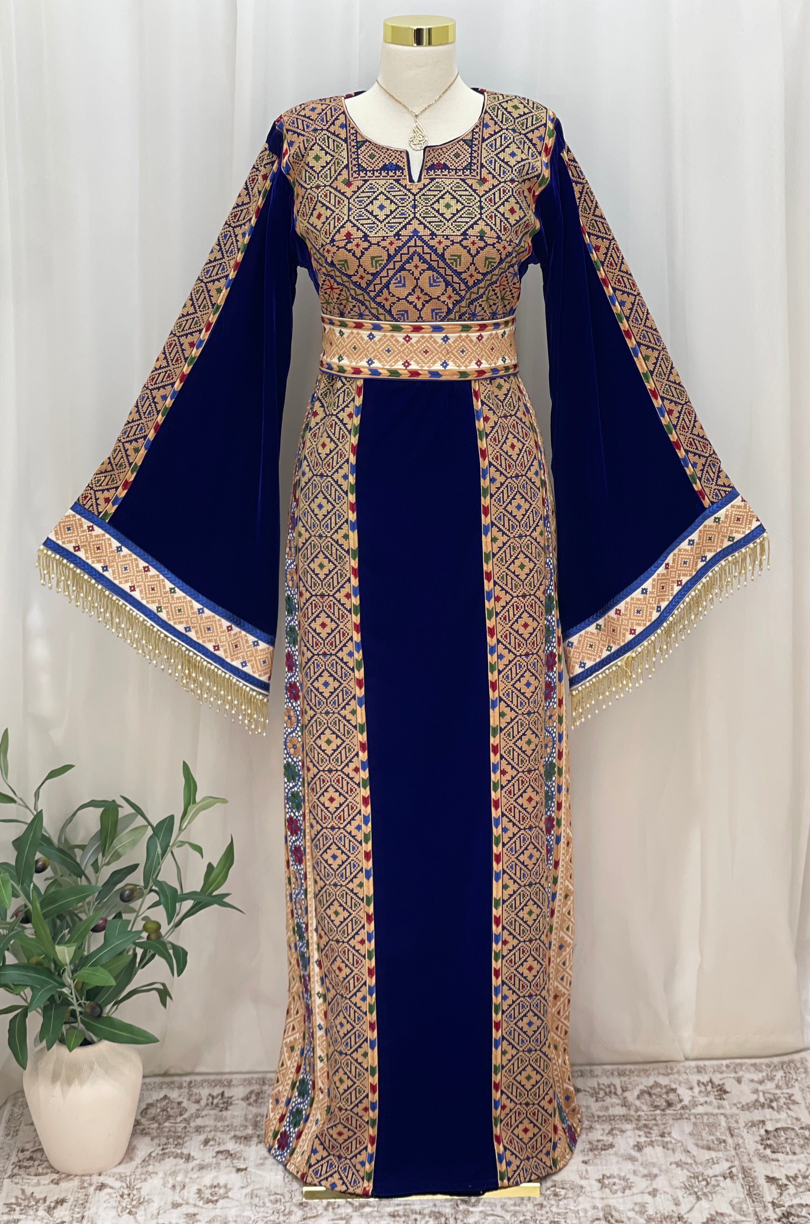 Velvet Embroidered Heritage Thobe – Timeless Heritage Style
