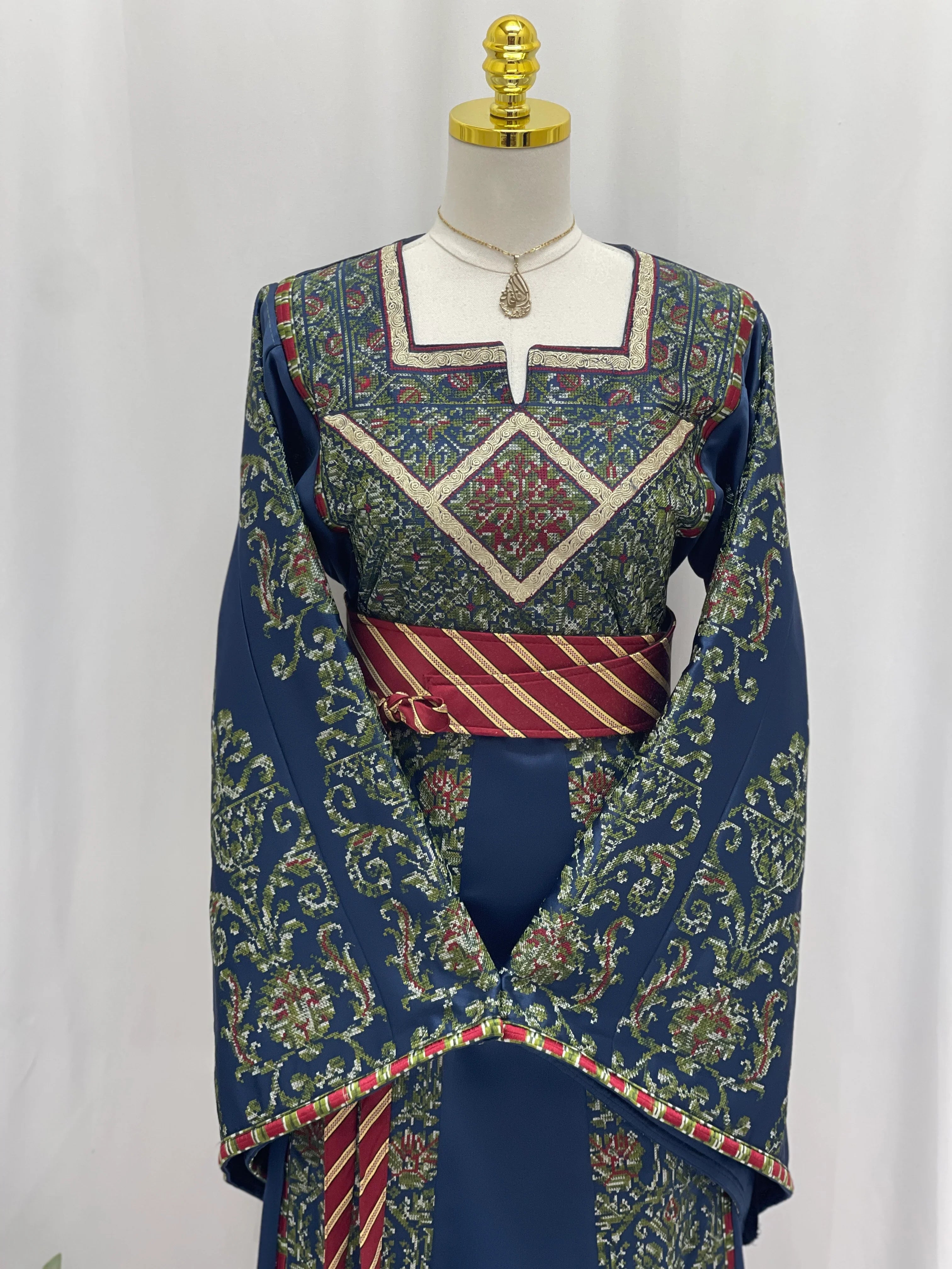 ثوب مطرز بتصميم تراثي عتيق