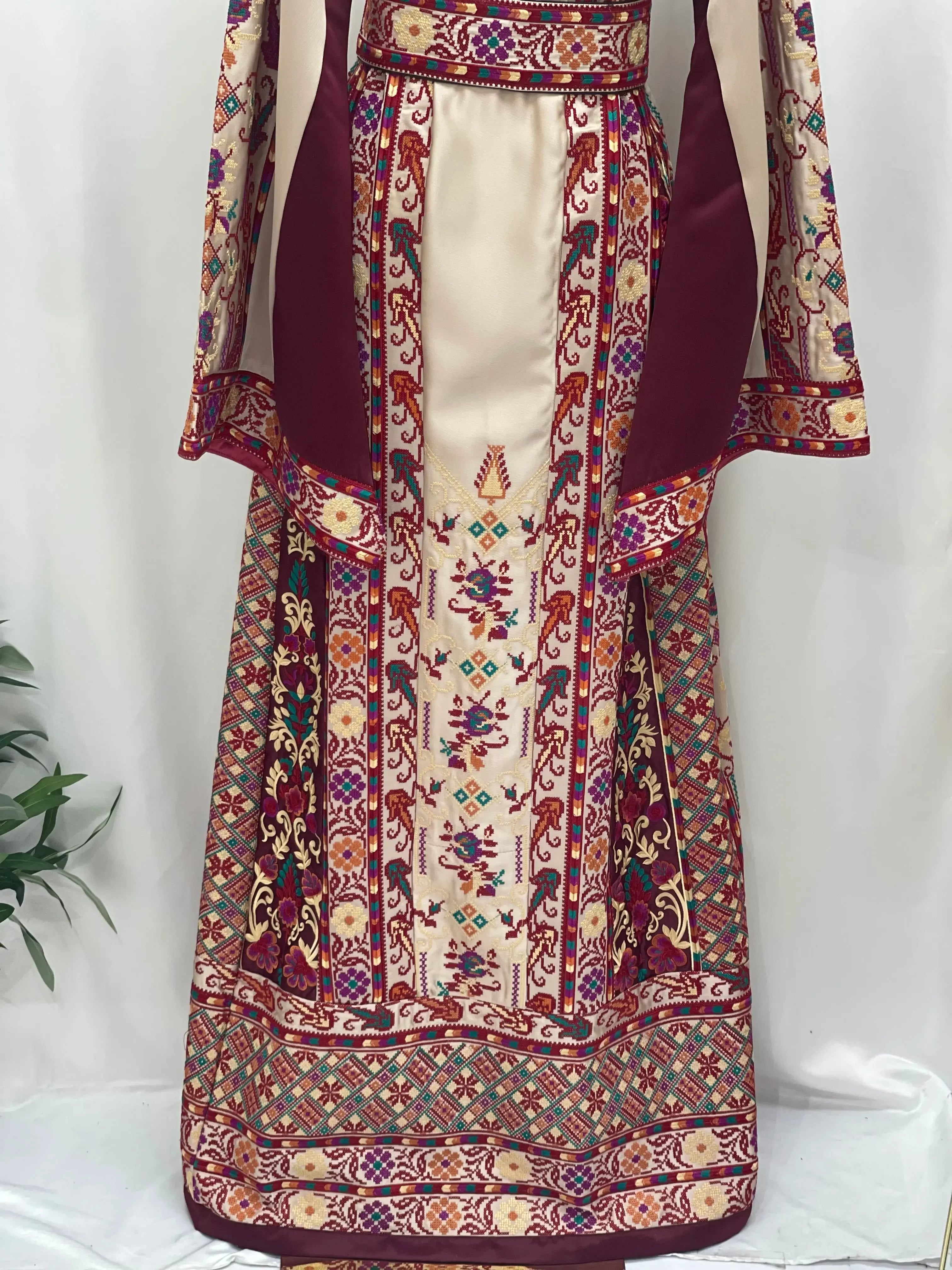 Opulent Elegance: New Luxury Embroidered Thoub Palestinian Elegance