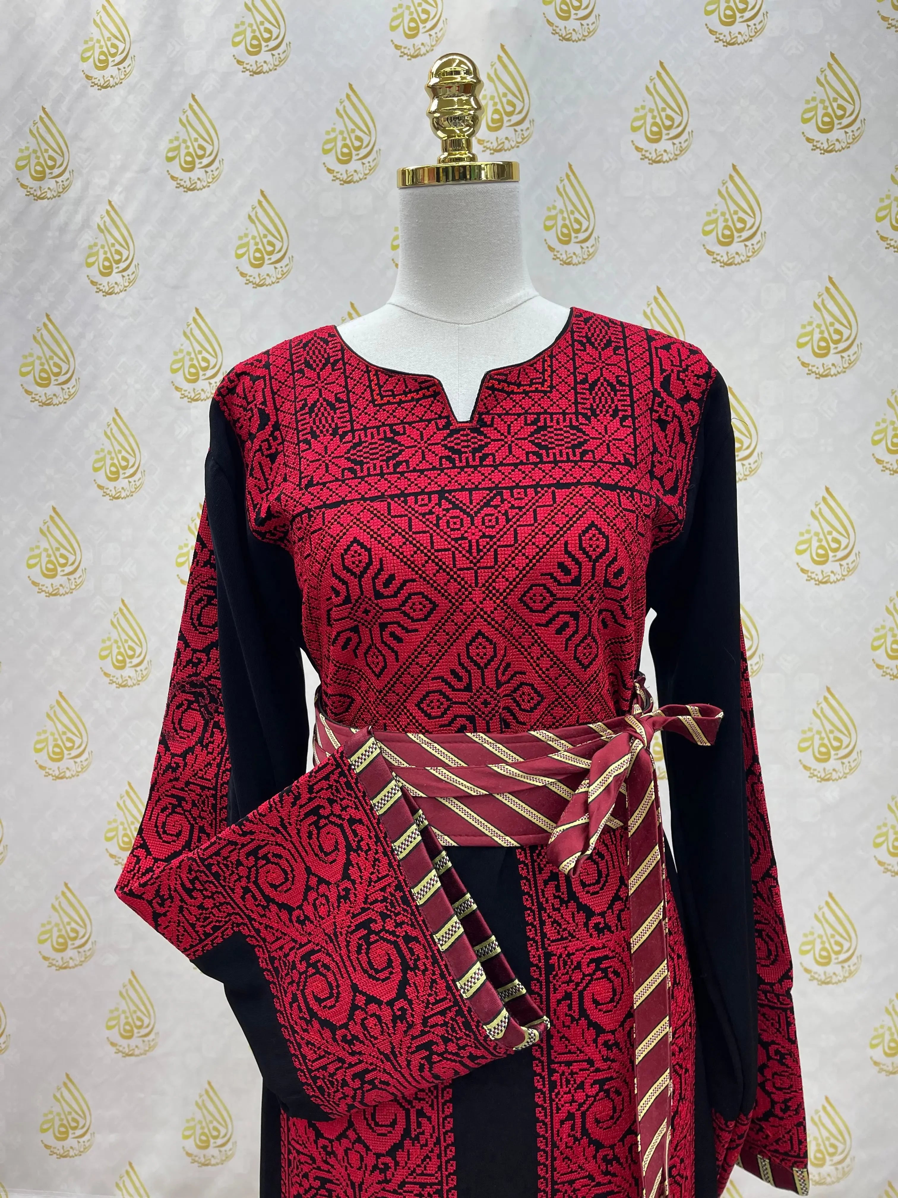 Traditional Thoub with Siti Embroidery: Expert Craftsmanship and Cultural Elegance Palestinian Elegance