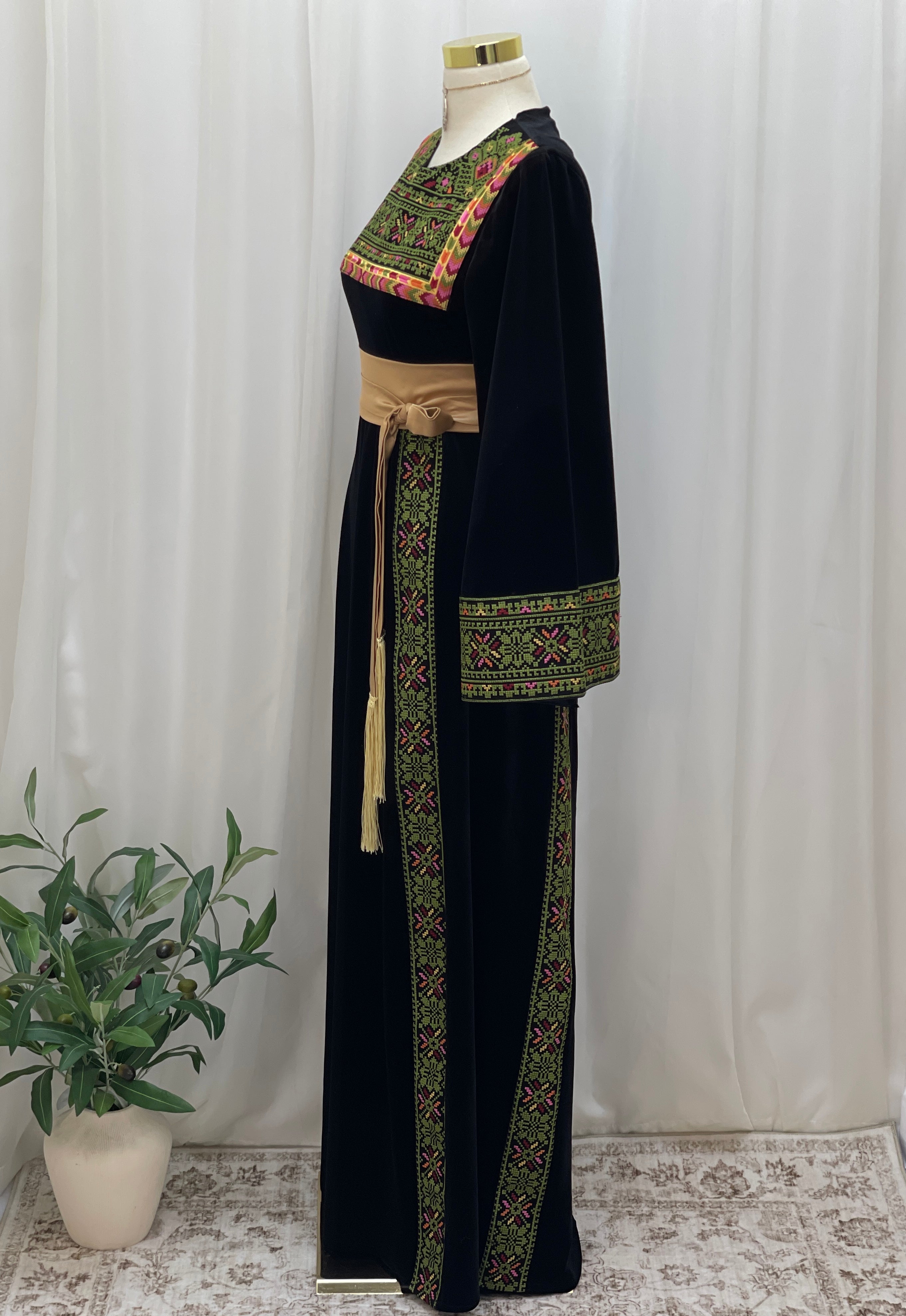 Al Noor Velvet Couture Thobe – Timeless Velvet Thobe Design