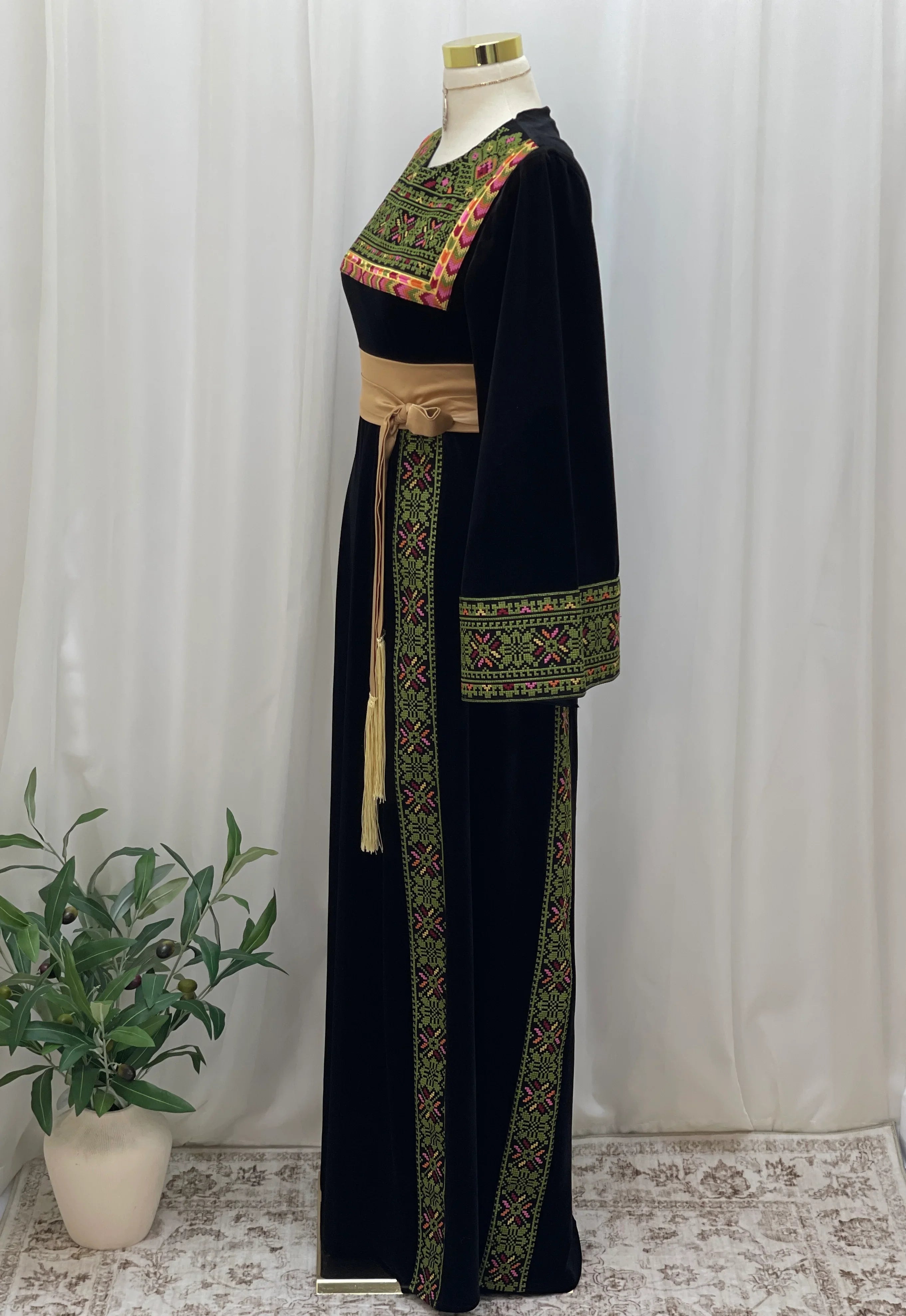 Al Noor Velvet Couture Thobe – Timeless Velvet Thobe Design