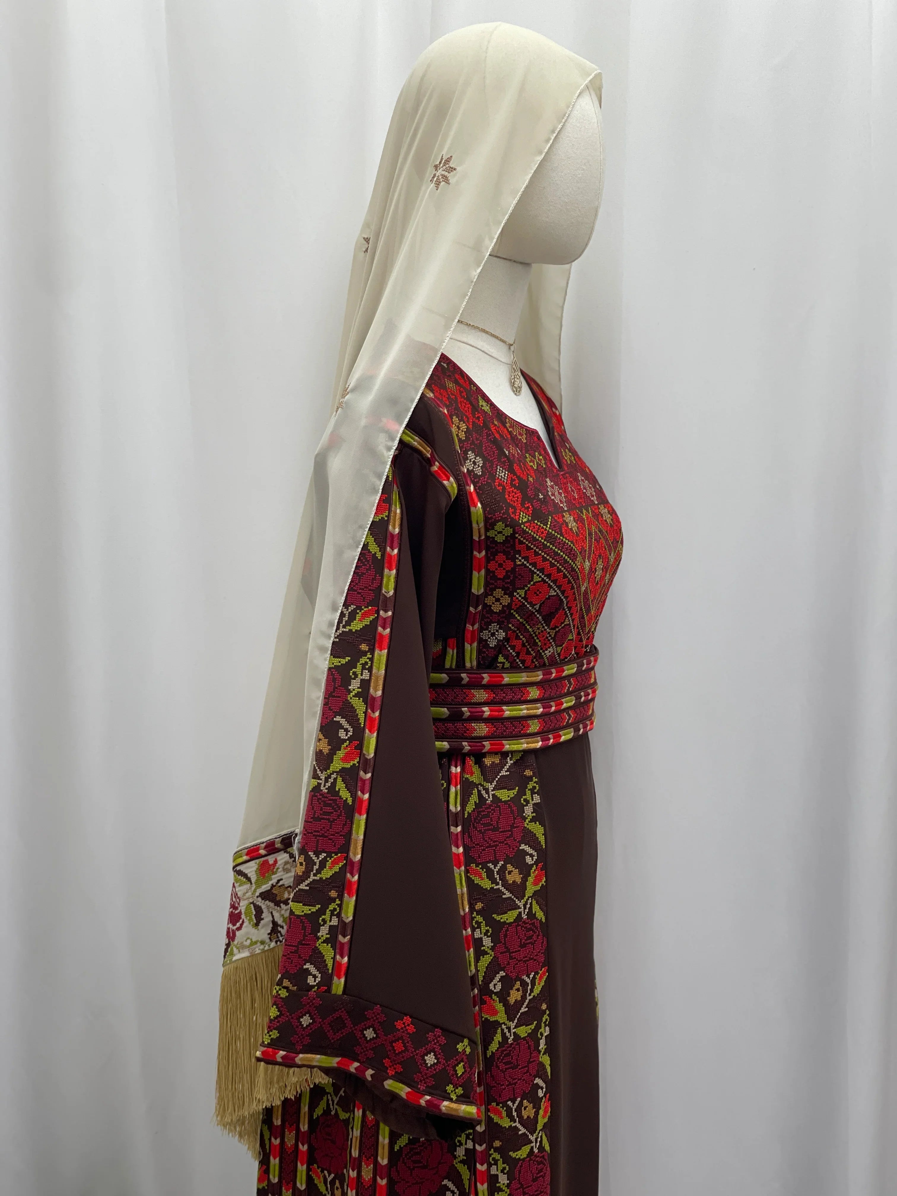 ثوب مطرز من خشب الورد التراثي