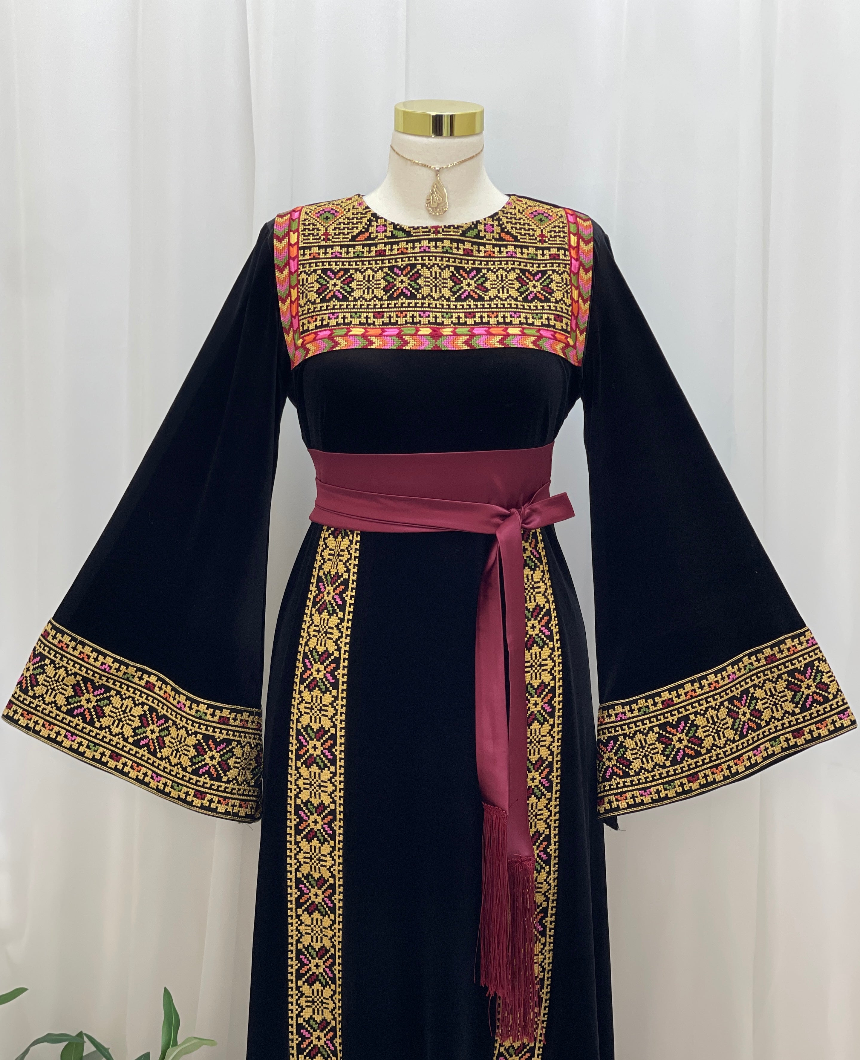 Al Noor Velvet Couture Thobe – Timeless Velvet Thobe Design