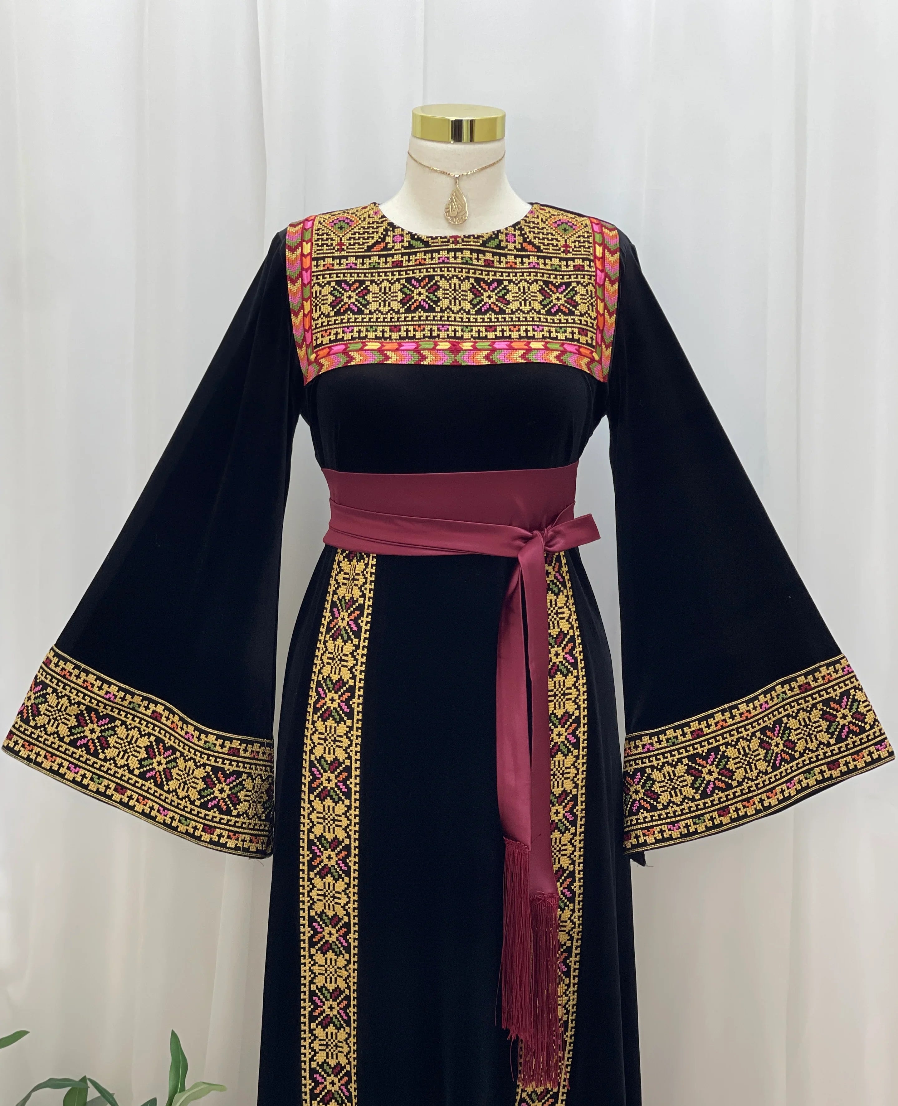 Al Noor Velvet Couture Thobe – Timeless Velvet Thobe Design