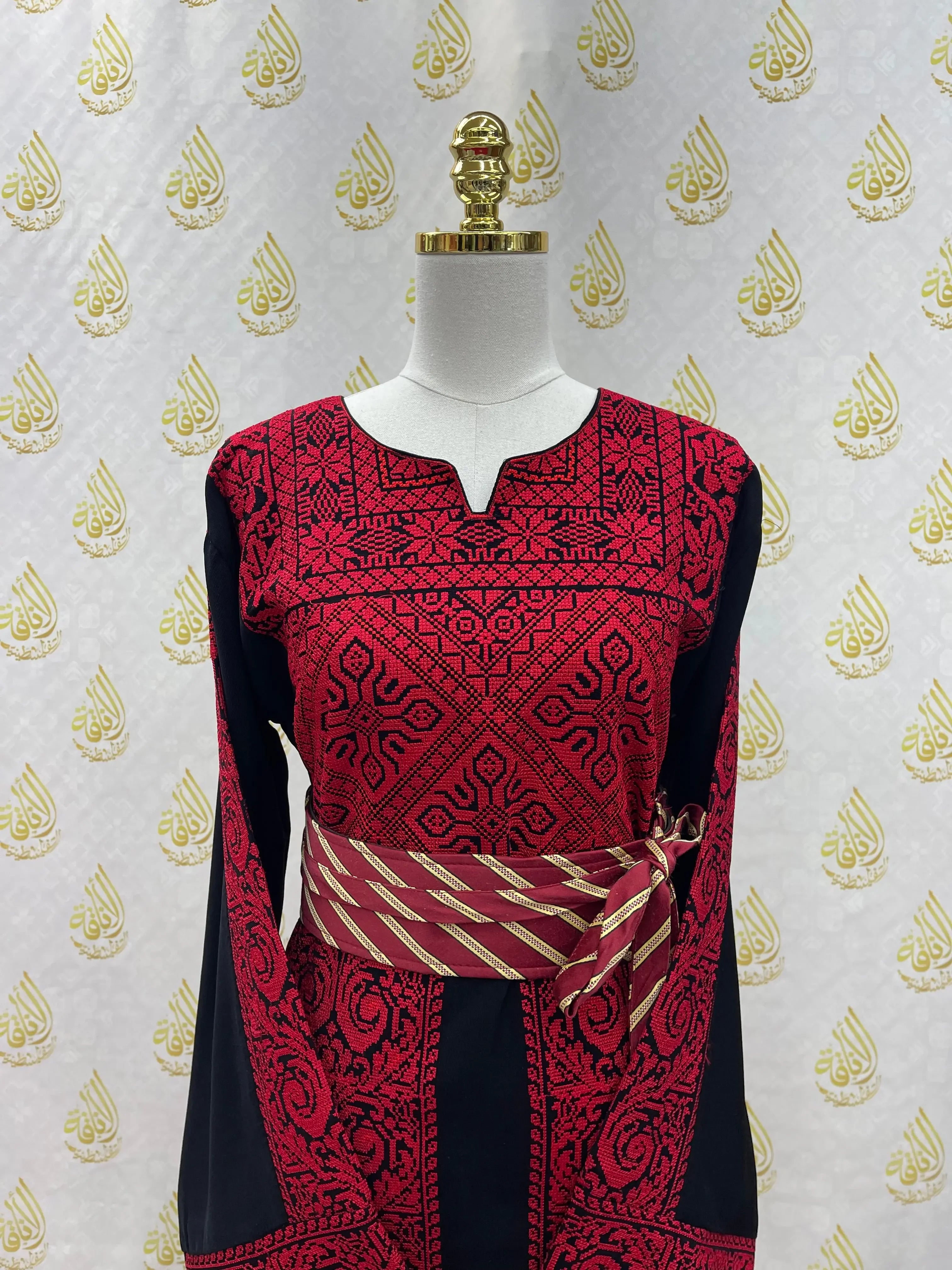 Traditional Thoub with Siti Embroidery: Expert Craftsmanship and Cultural Elegance Palestinian Elegance