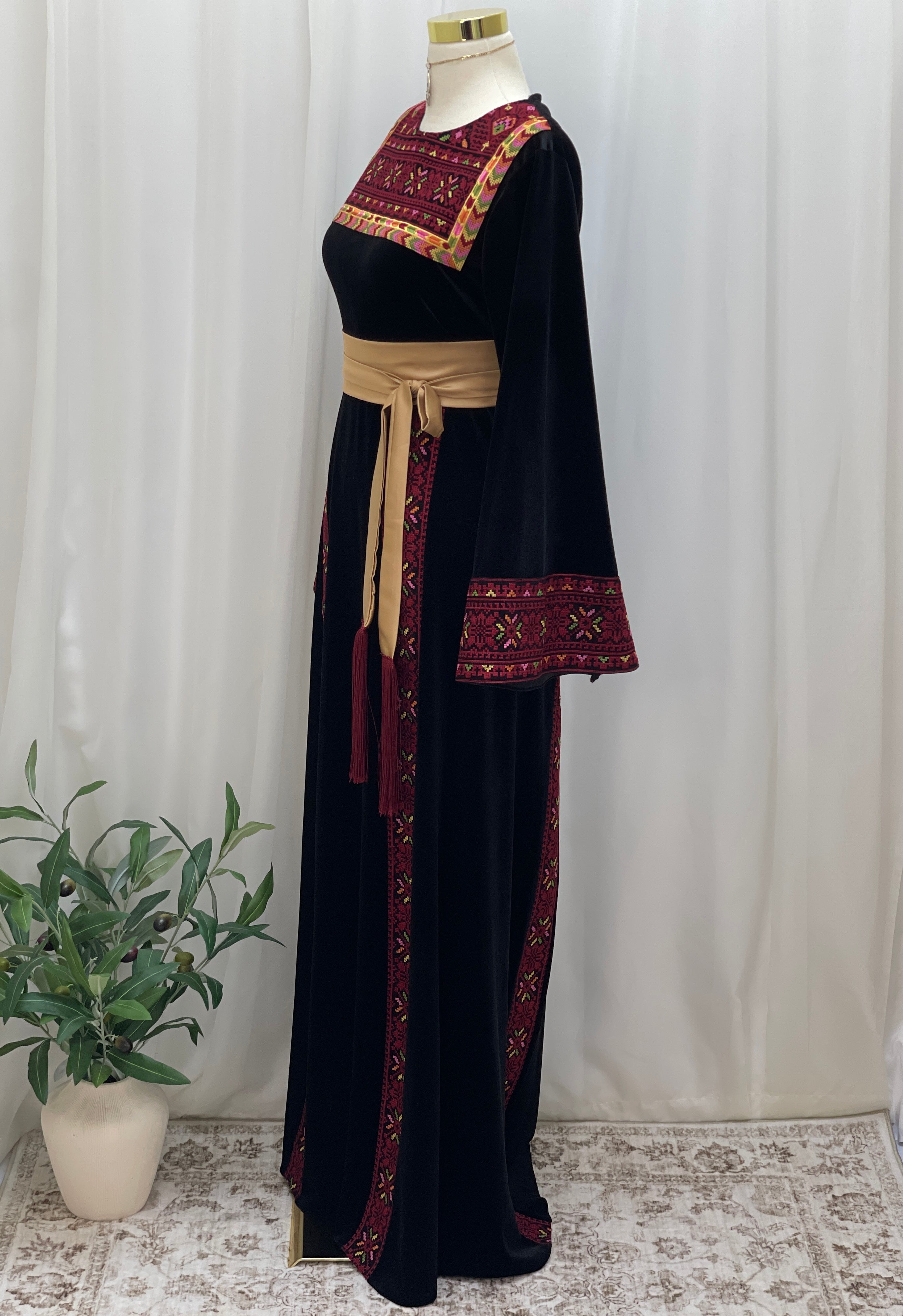 Al Noor Velvet Couture Thobe – Timeless Velvet Thobe Design