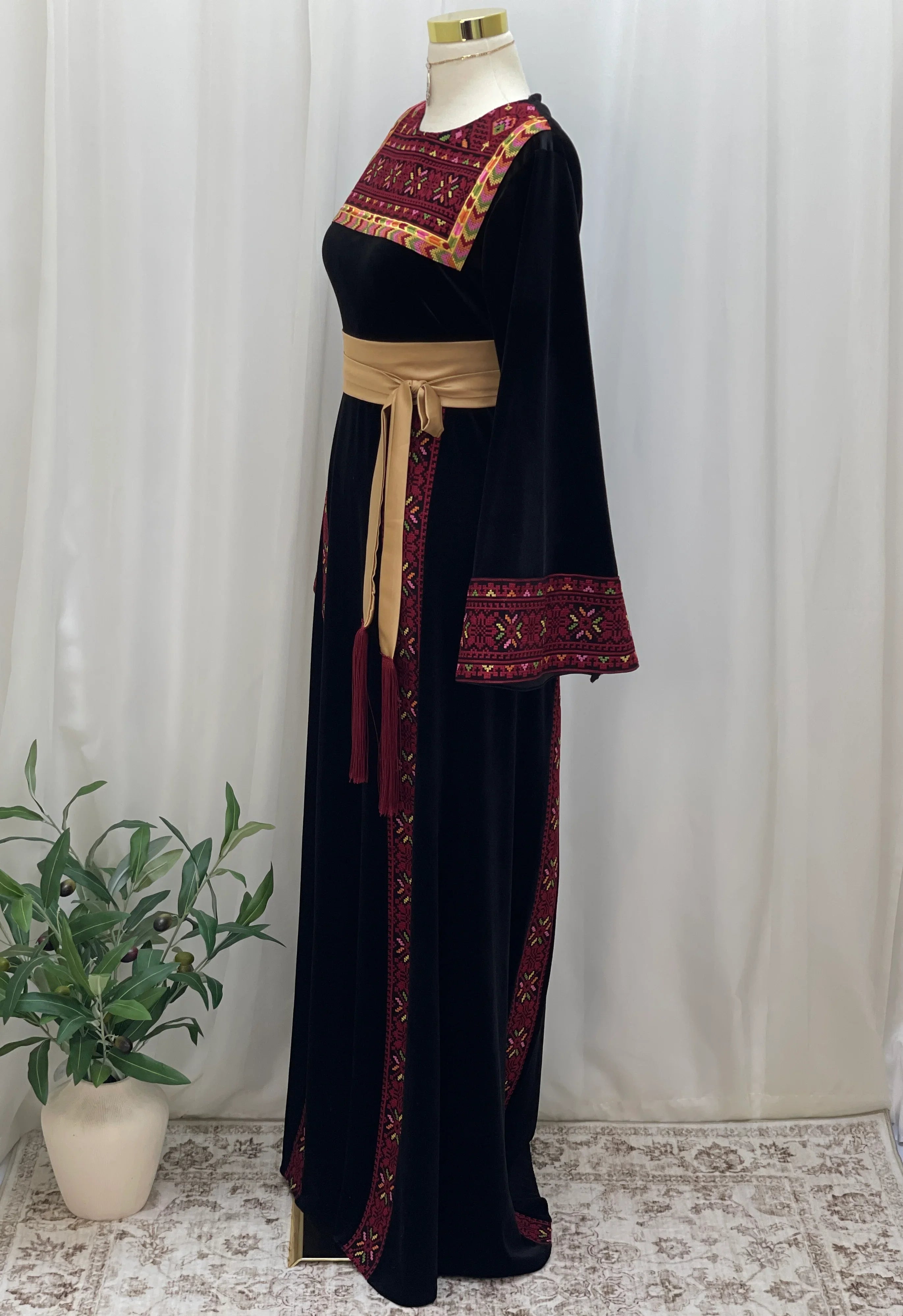Al Noor Velvet Couture Thobe – Timeless Velvet Thobe Design