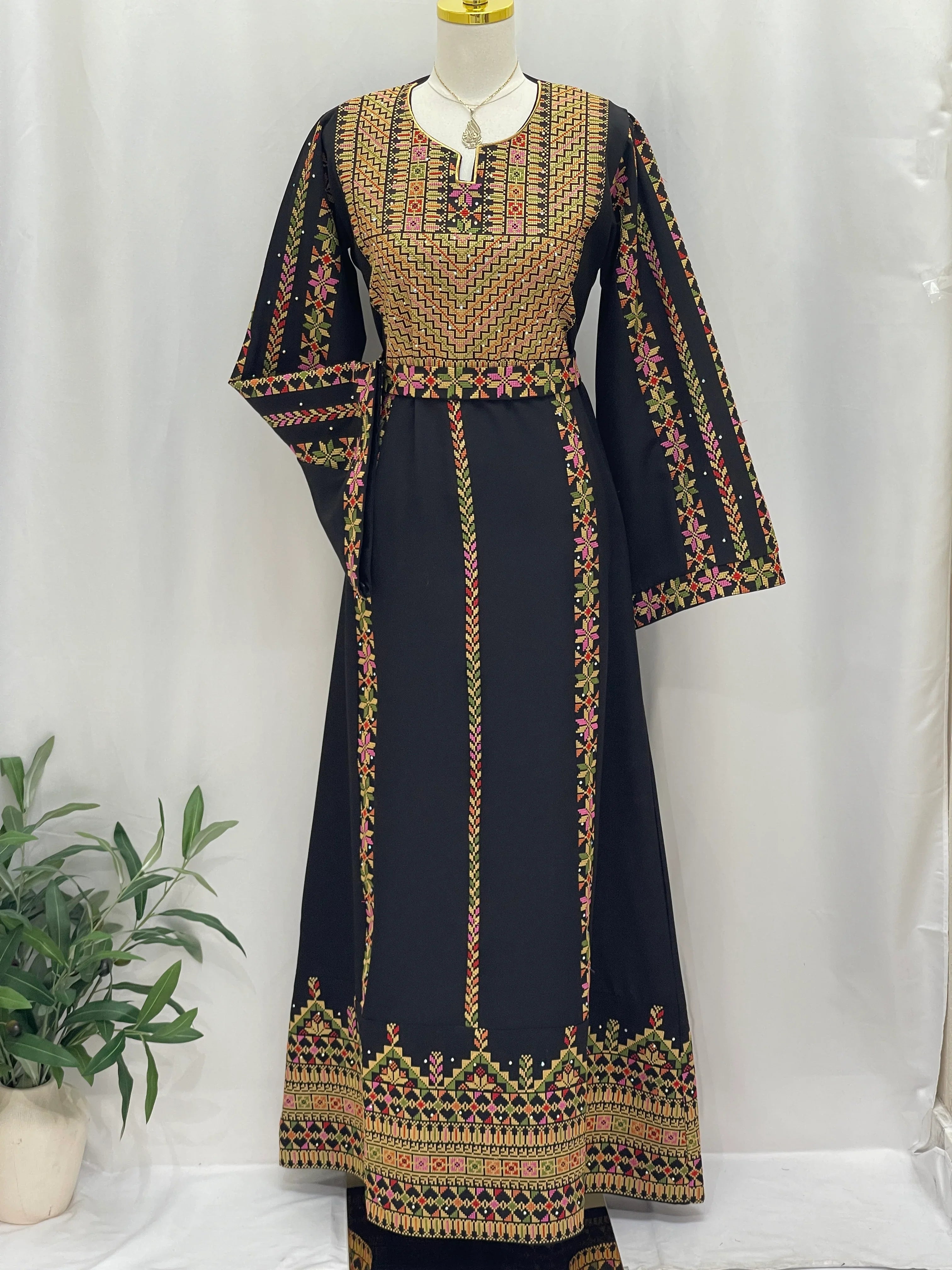 ثوب فلسطيني مطرز بسيط – زي تاتريز تقليدي