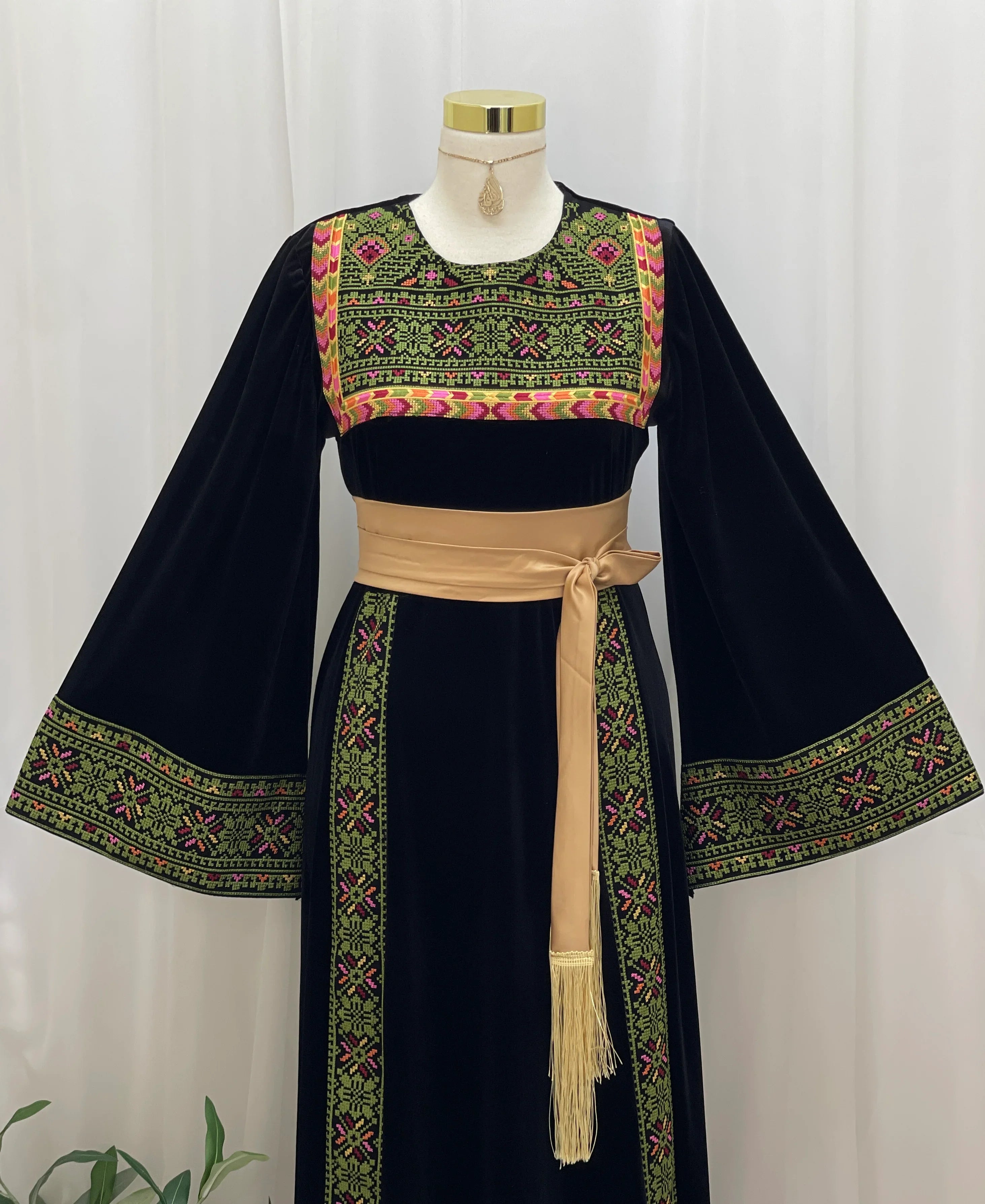 Al Noor Velvet Couture Thobe – Timeless Velvet Thobe Design