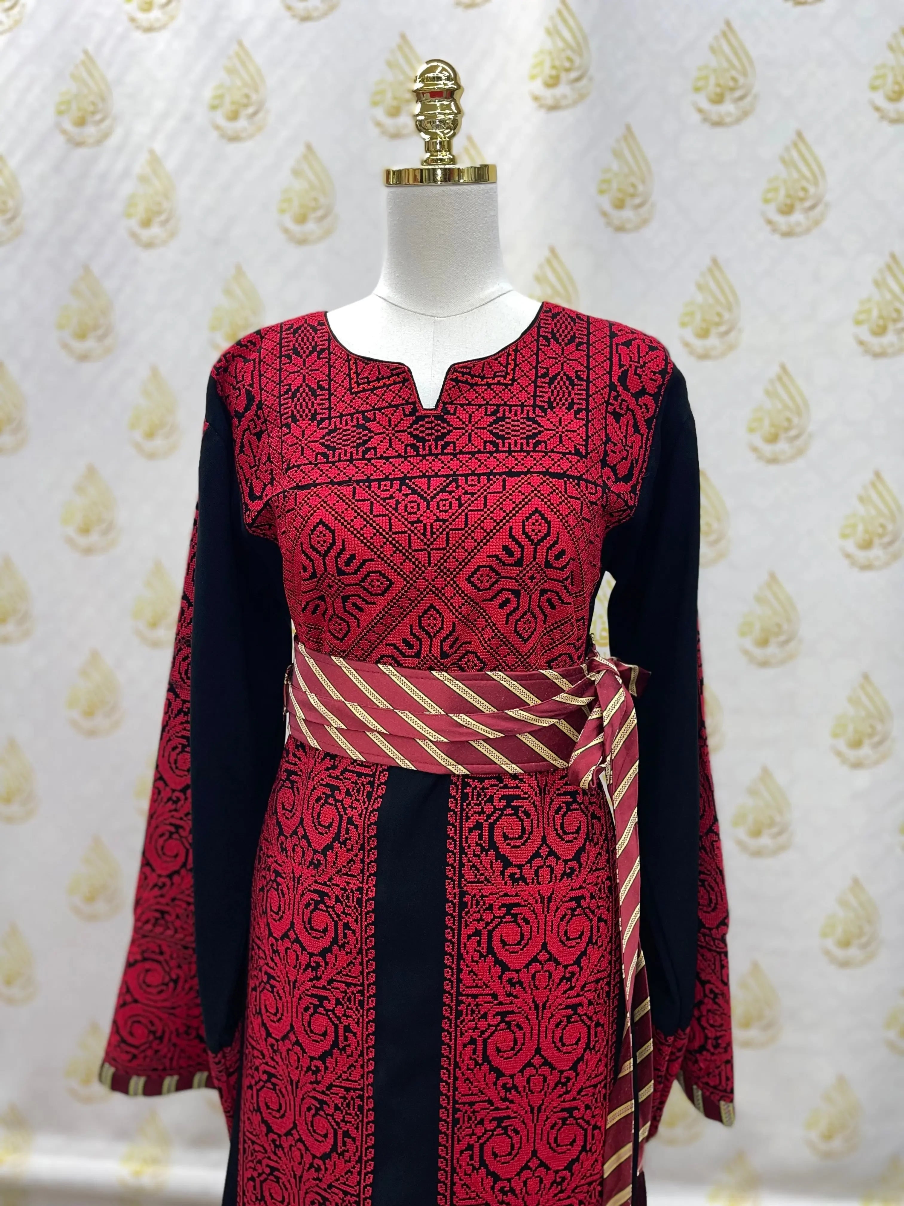 Traditional Thoub with Siti Embroidery: Expert Craftsmanship and Cultural Elegance Palestinian Elegance