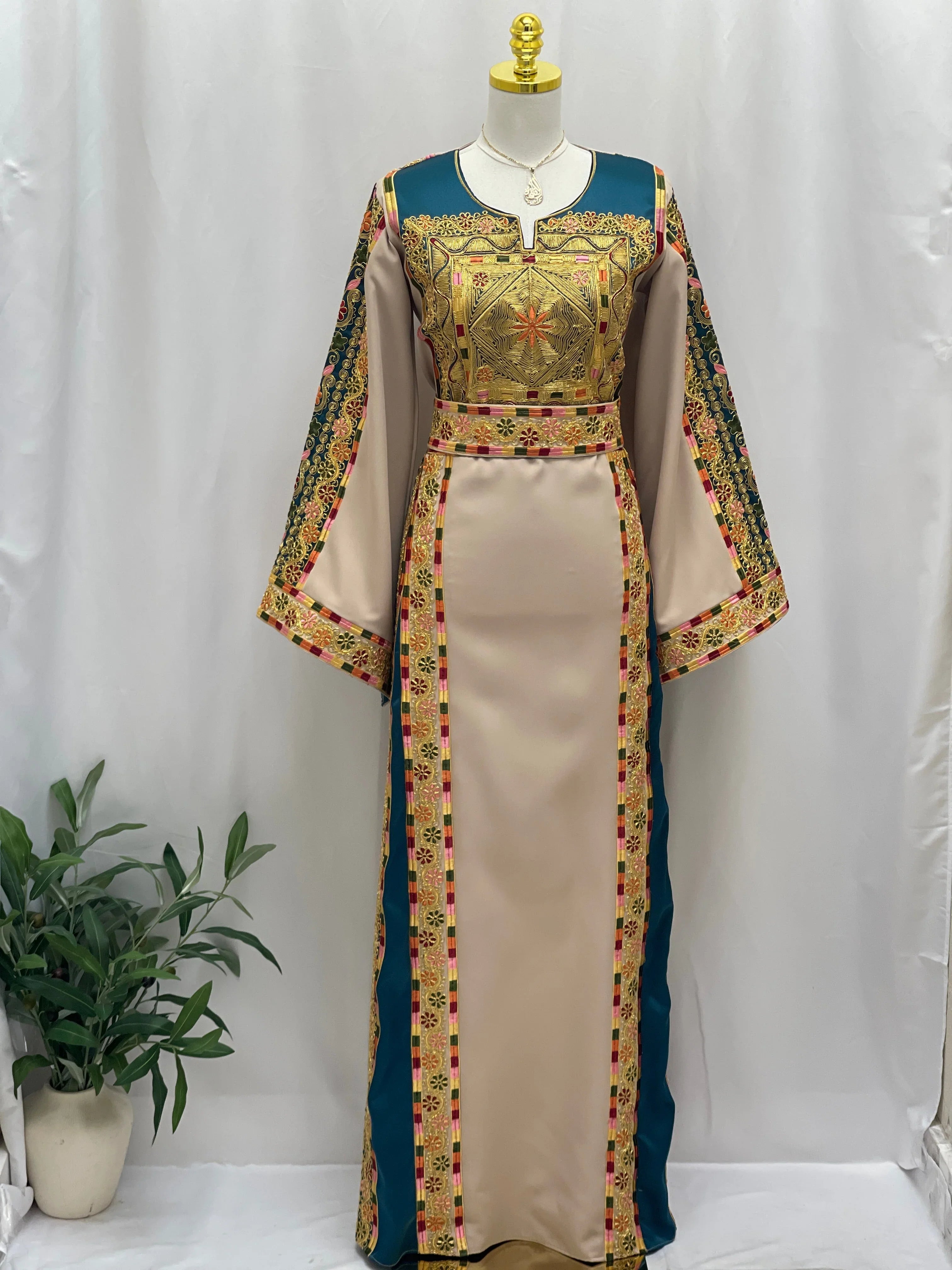 Al-Qasab Malaki Thobe That Blends Authenticity and Elegance - Palestinian Elegance