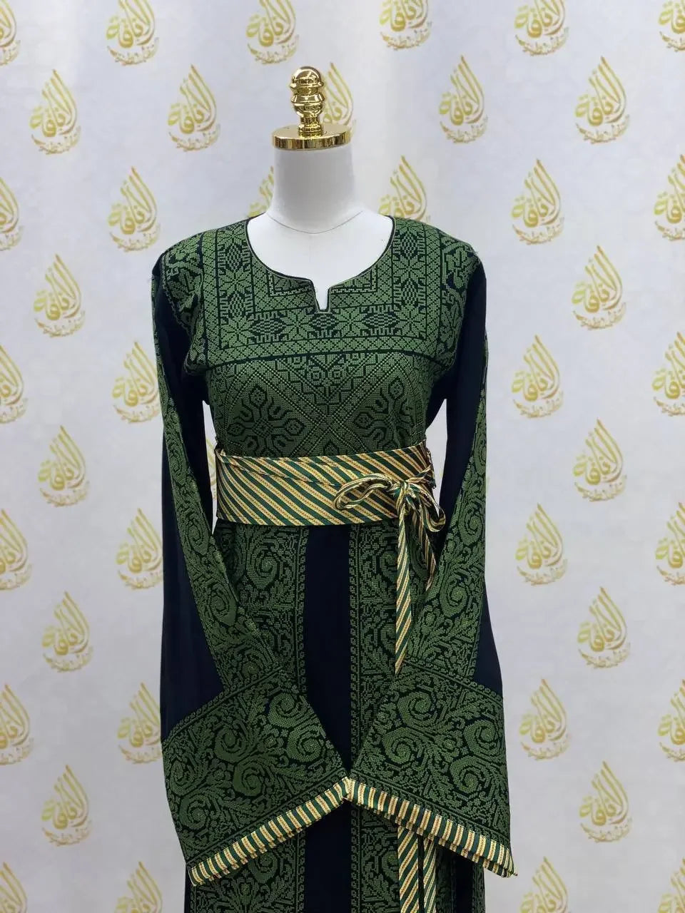 Traditional Thoub with Siti Embroidery: Expert Craftsmanship and Cultural Elegance Palestinian Elegance