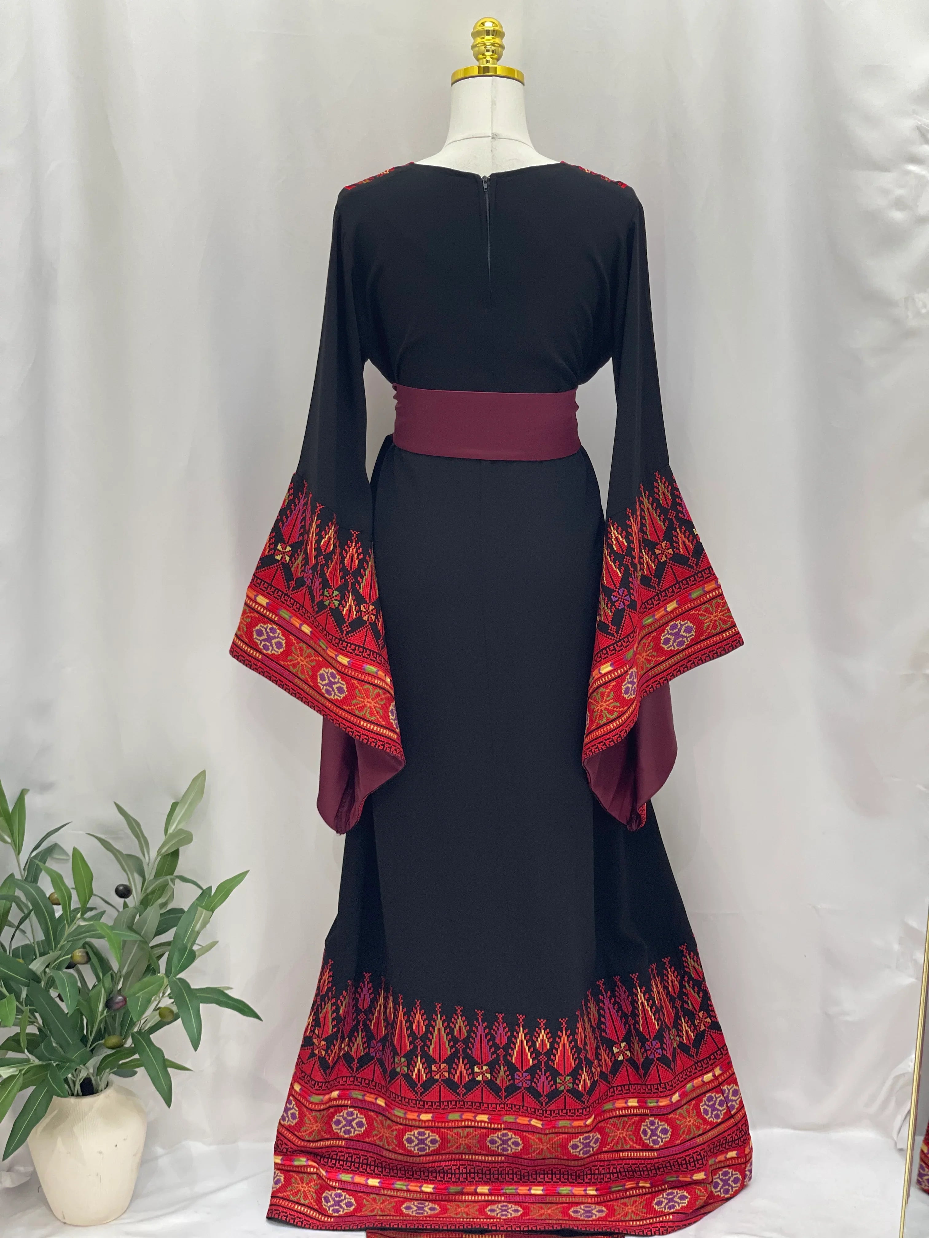 Elegant Embroidered Thoub – Sophisticated Tradition & Modern Luxury - Palestinian Elegance